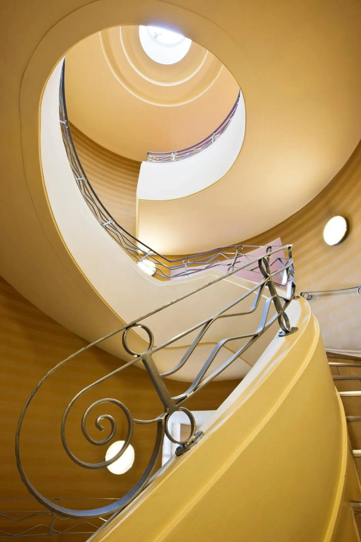 Lobby or reception in Crowne Plaza Liverpool - John Lennon Airport by IHG