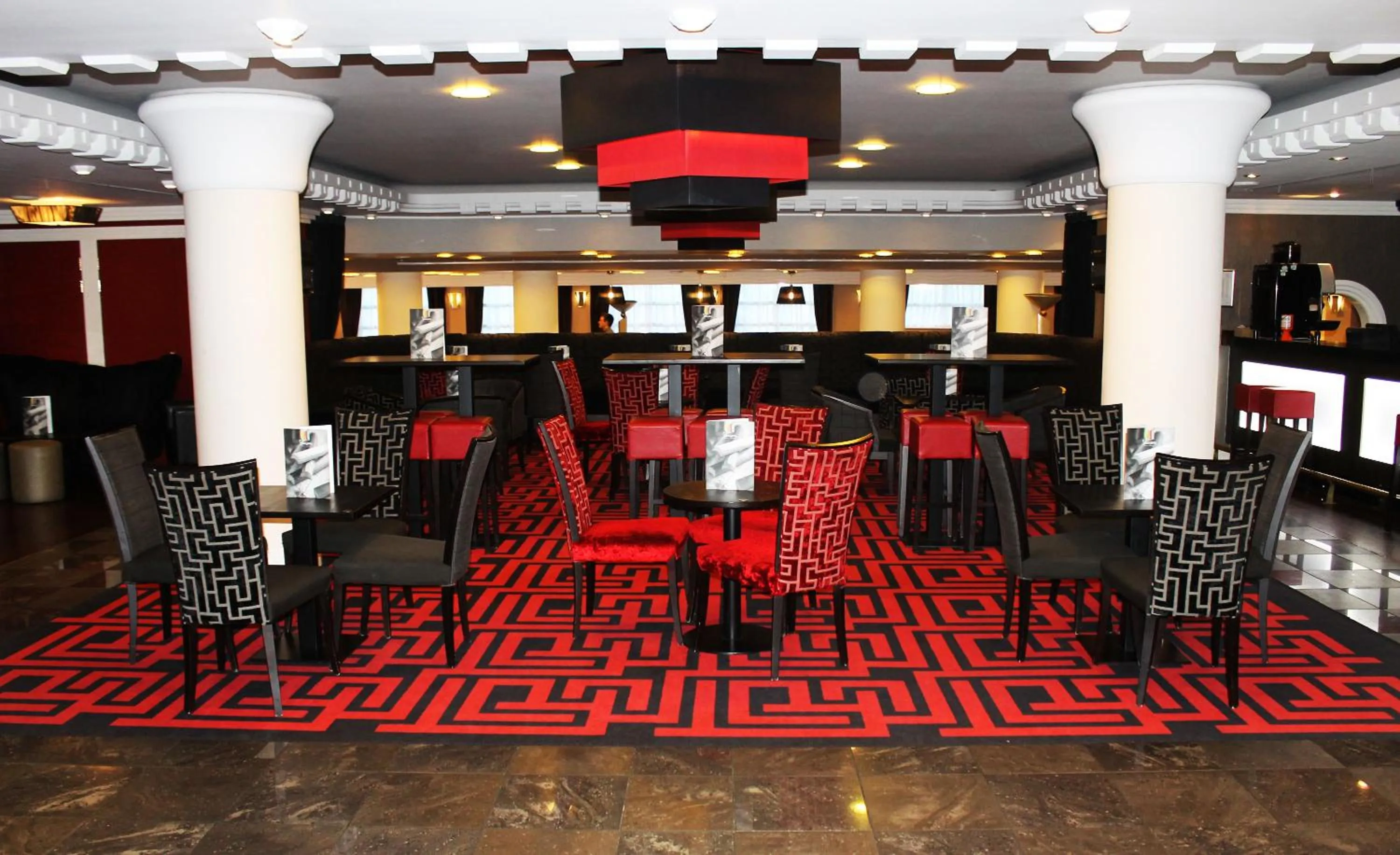 Lounge or bar in Crowne Plaza Liverpool - John Lennon Airport by IHG