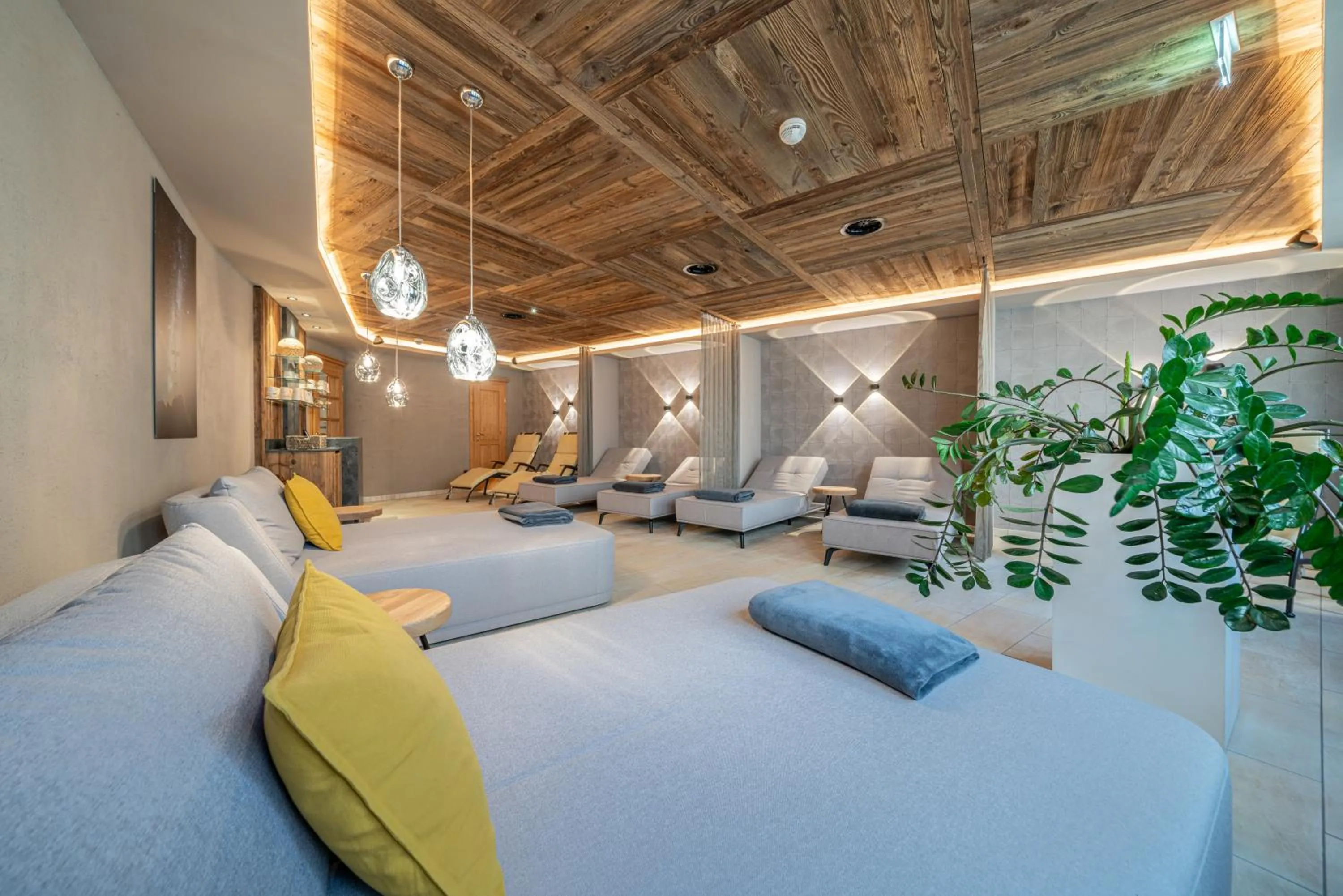 Swimming pool, Bed in Hotel Stern