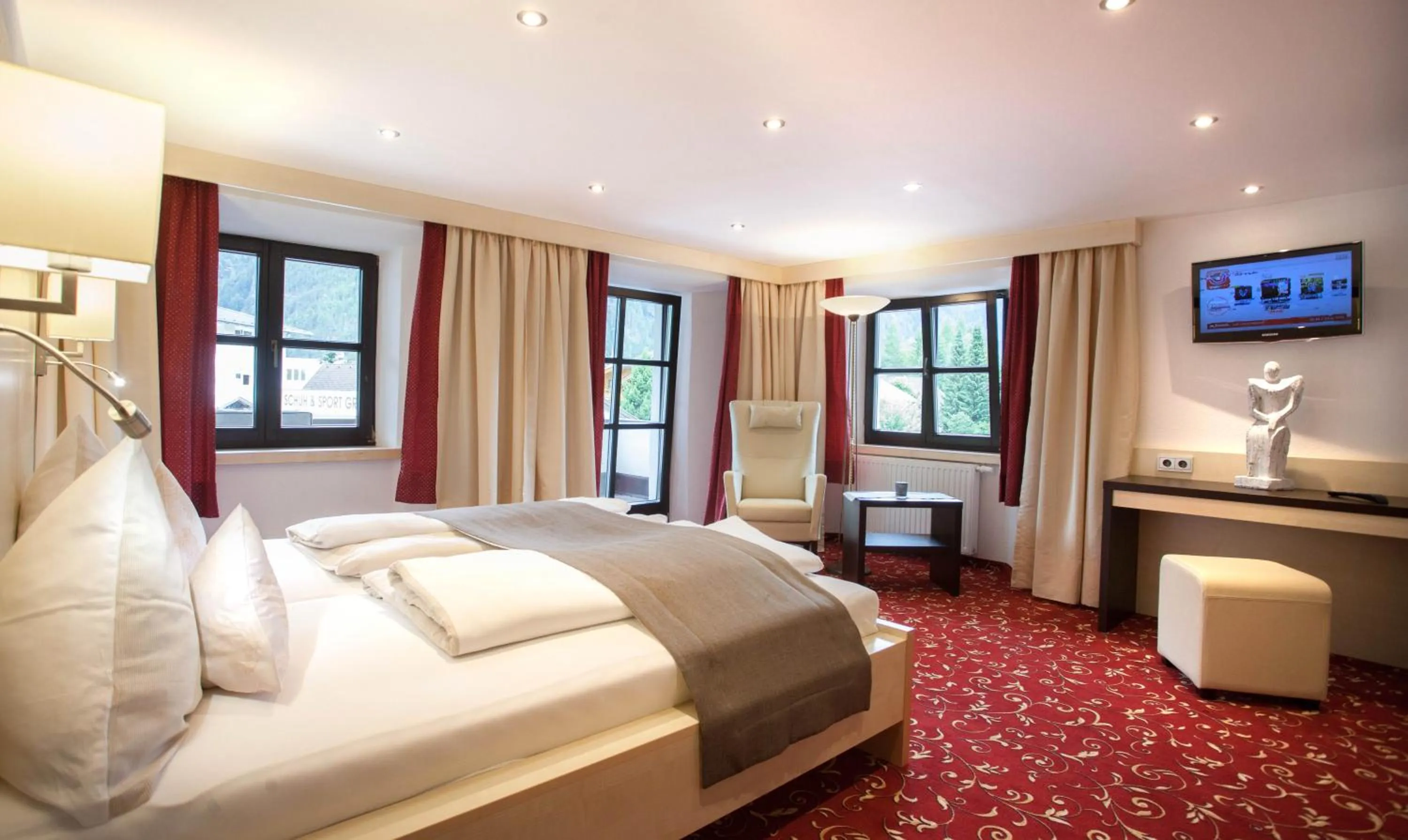 Photo of the whole room, Bed in Hotel Stern