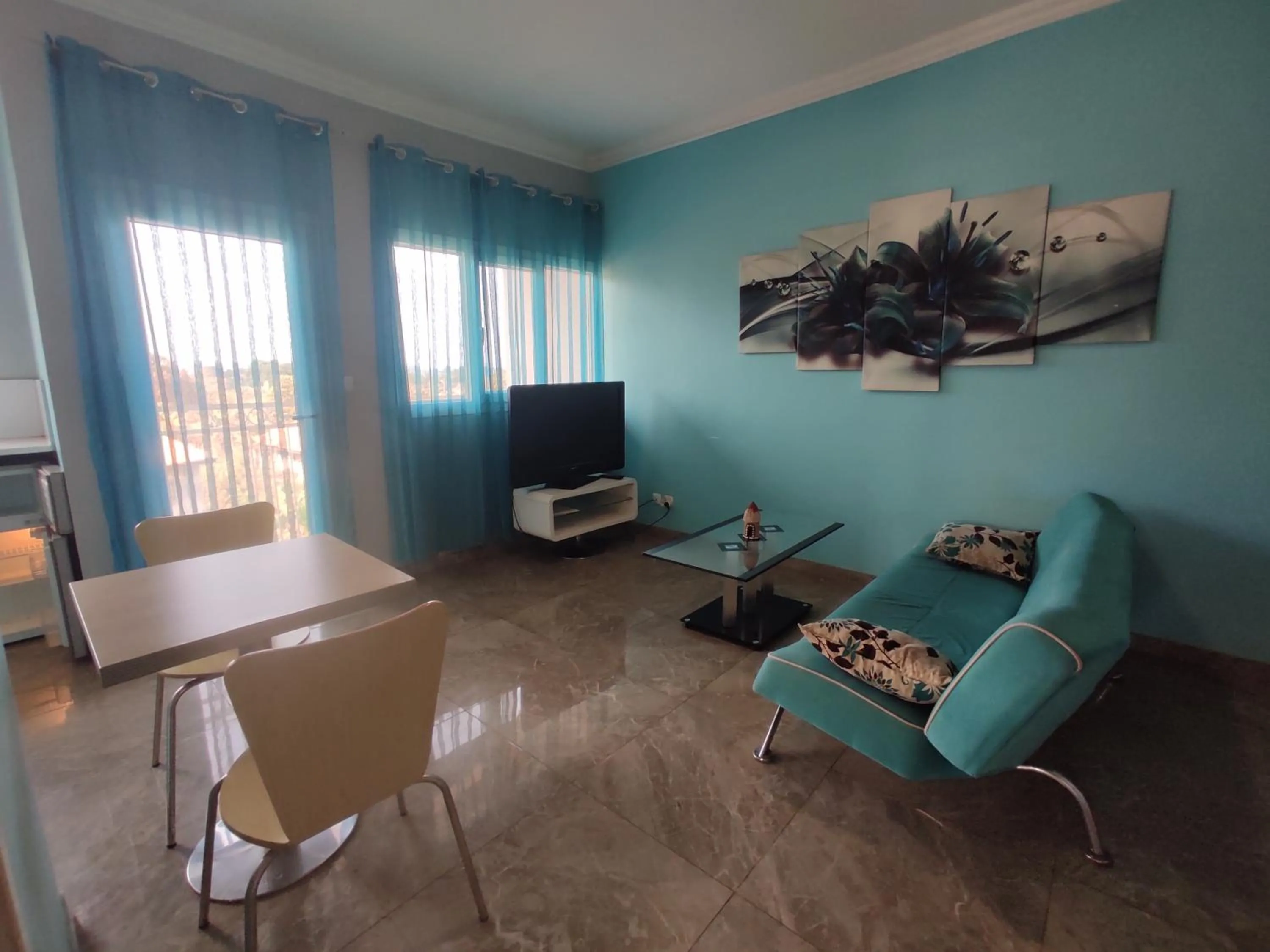 Communal lounge/ TV room in Residence Jardin Tropical