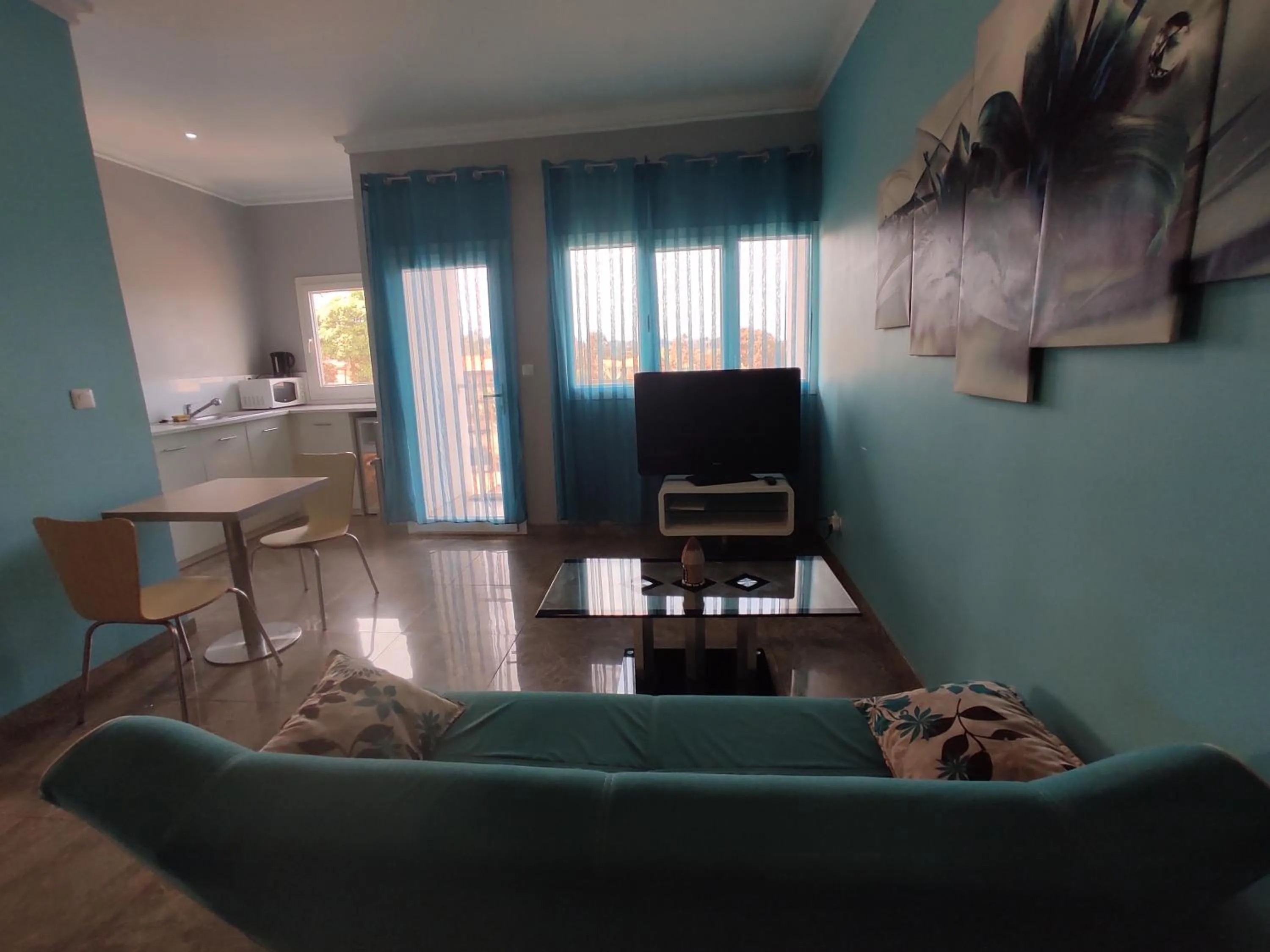 Communal lounge/ TV room in Residence Jardin Tropical