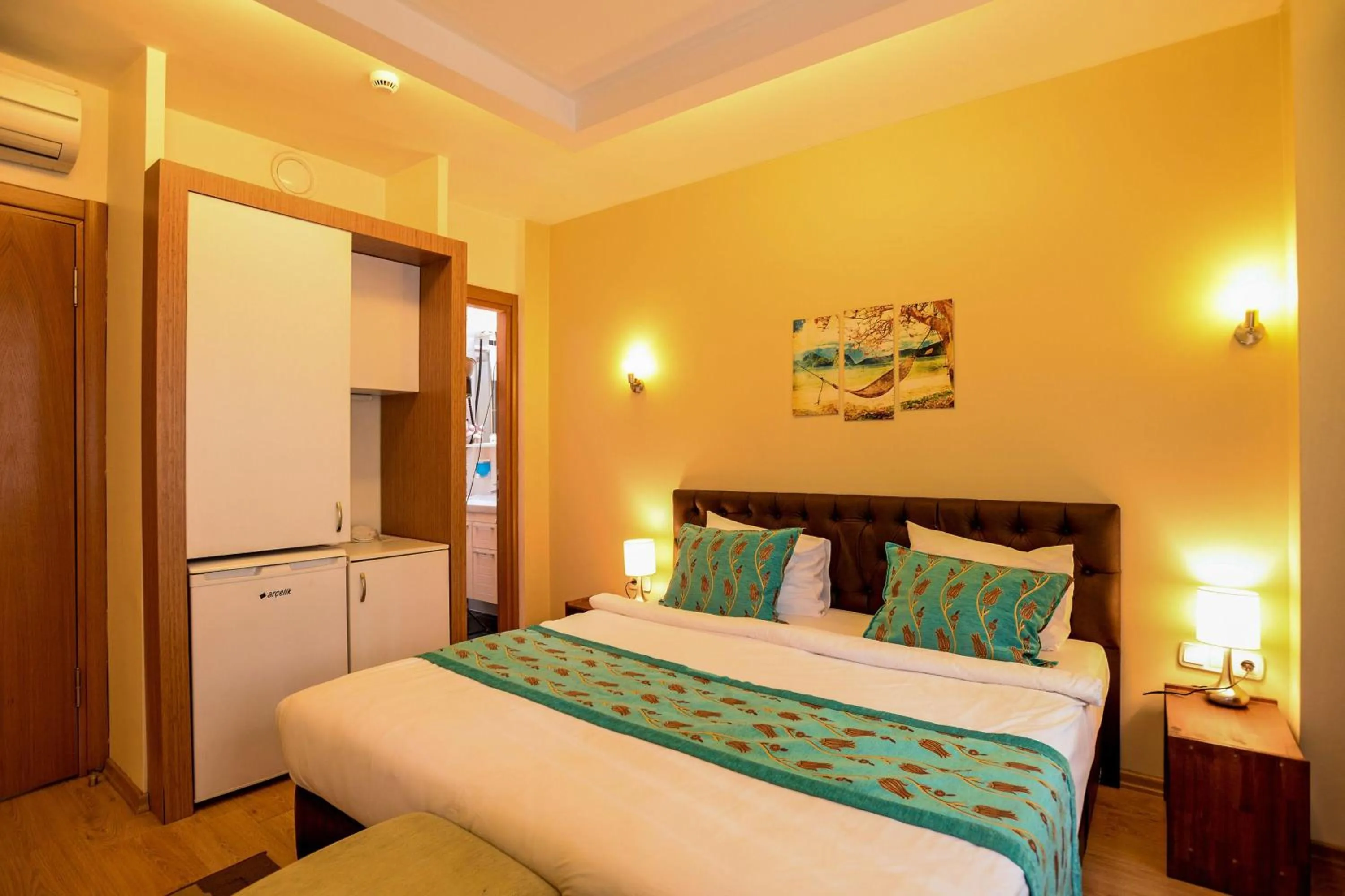 Photo of the whole room, Bed in Retropera Hotel