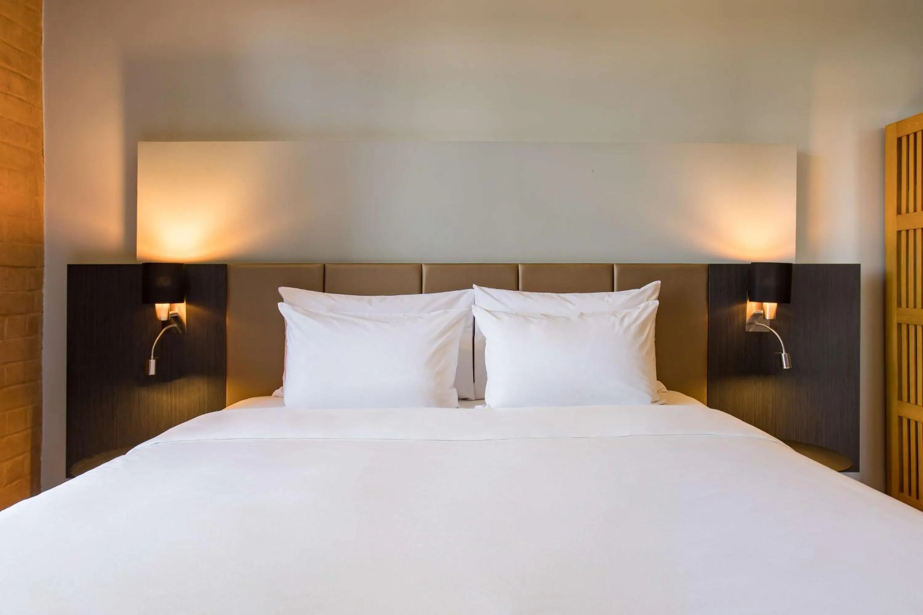 Photo of the whole room, Bed in Radisson Hotel Tamboho Waterfront Antananarivo