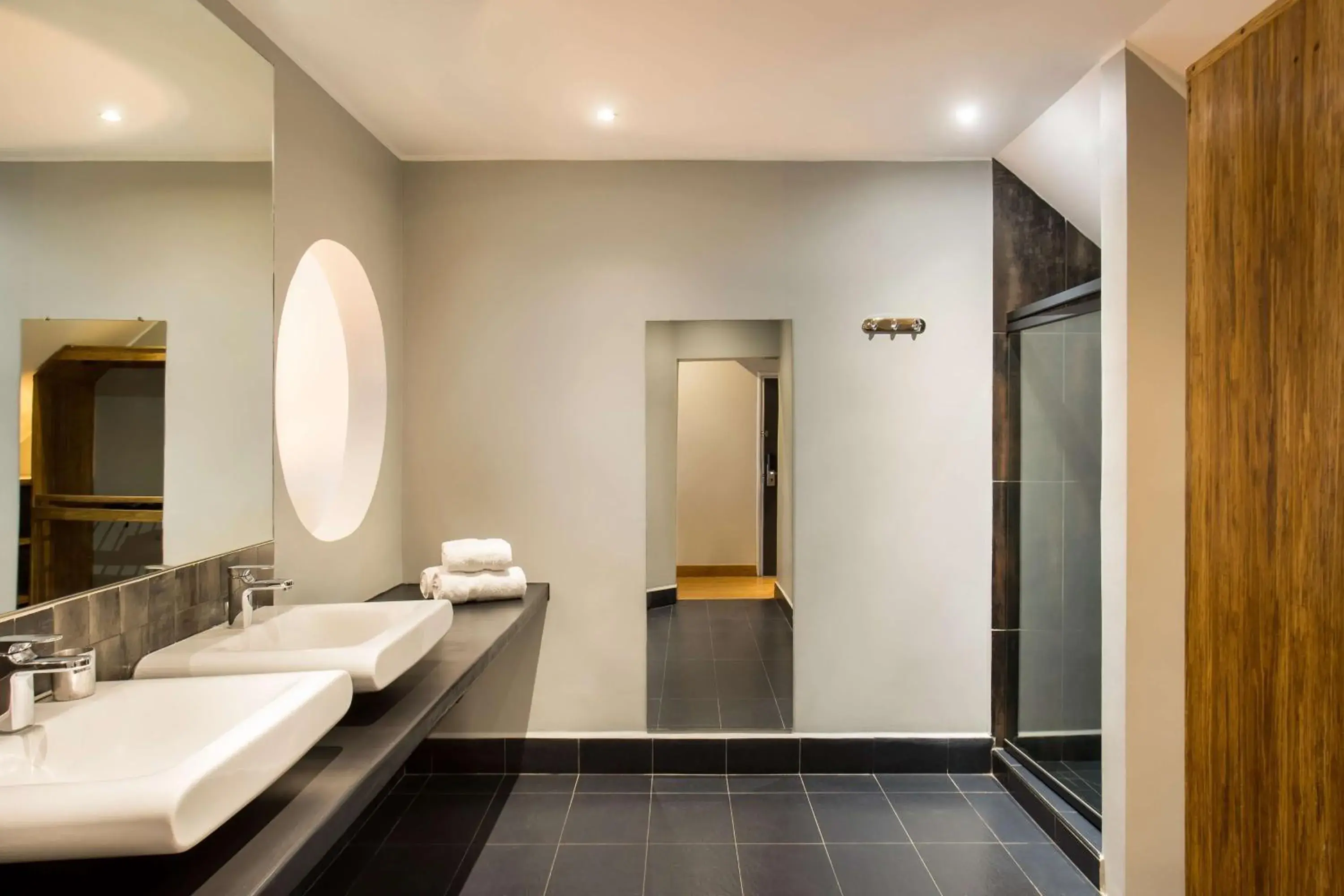 Bathroom in Radisson Hotel Tamboho Waterfront Antananarivo Bathroom in Radisson Hotel Tamboho Waterfront Antananarivo