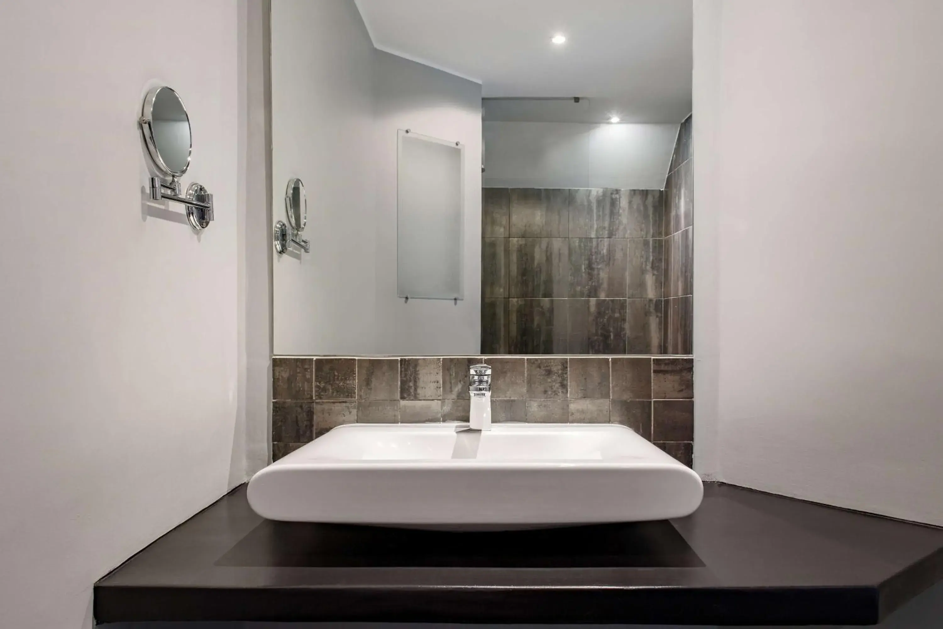 Bathroom in Radisson Hotel Tamboho Waterfront Antananarivo Bathroom in Radisson Hotel Tamboho Waterfront Antananarivo