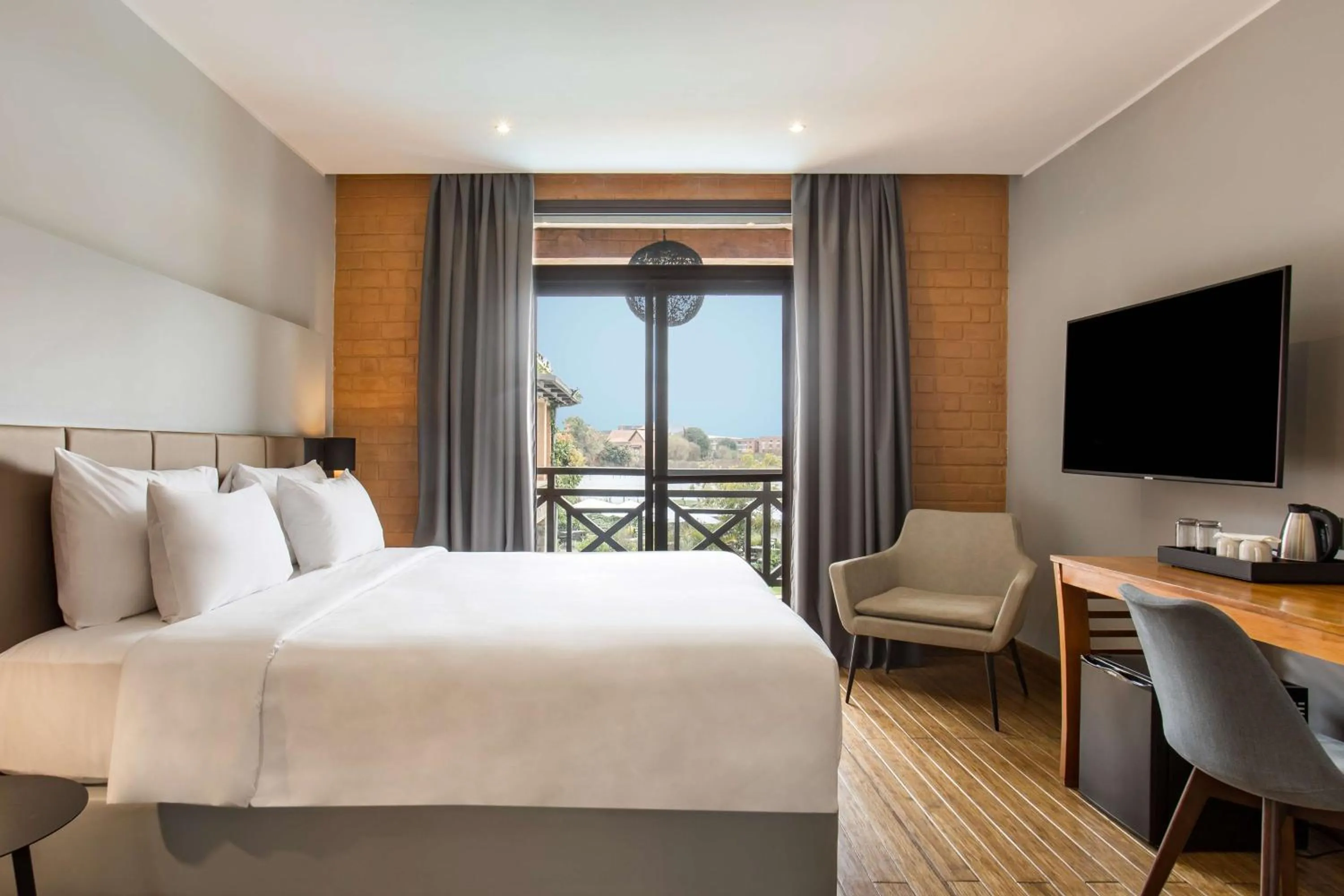 Photo of the whole room, Bed in Radisson Hotel Tamboho Waterfront Antananarivo