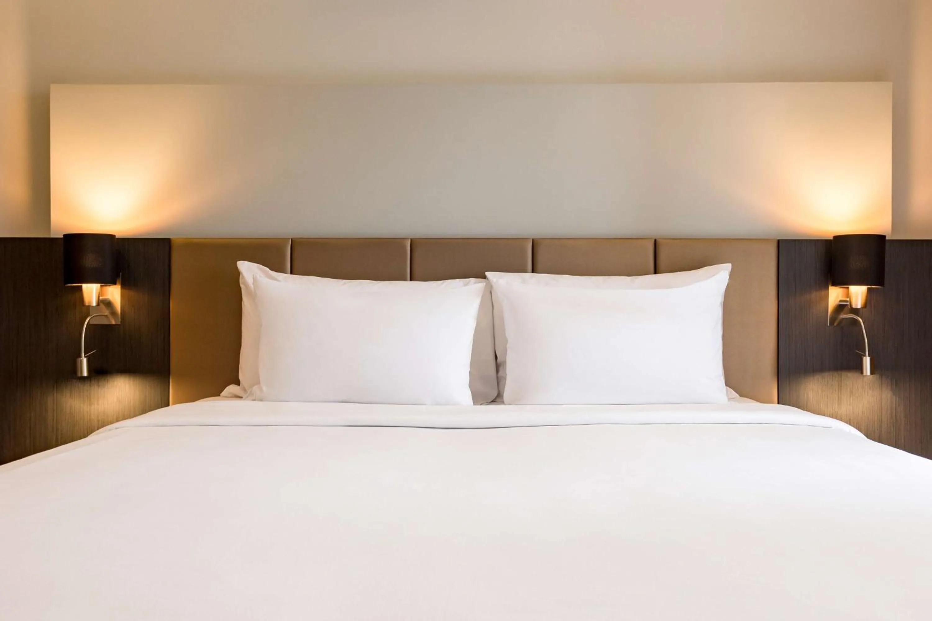 Photo of the whole room, Bed in Radisson Hotel Tamboho Waterfront Antananarivo