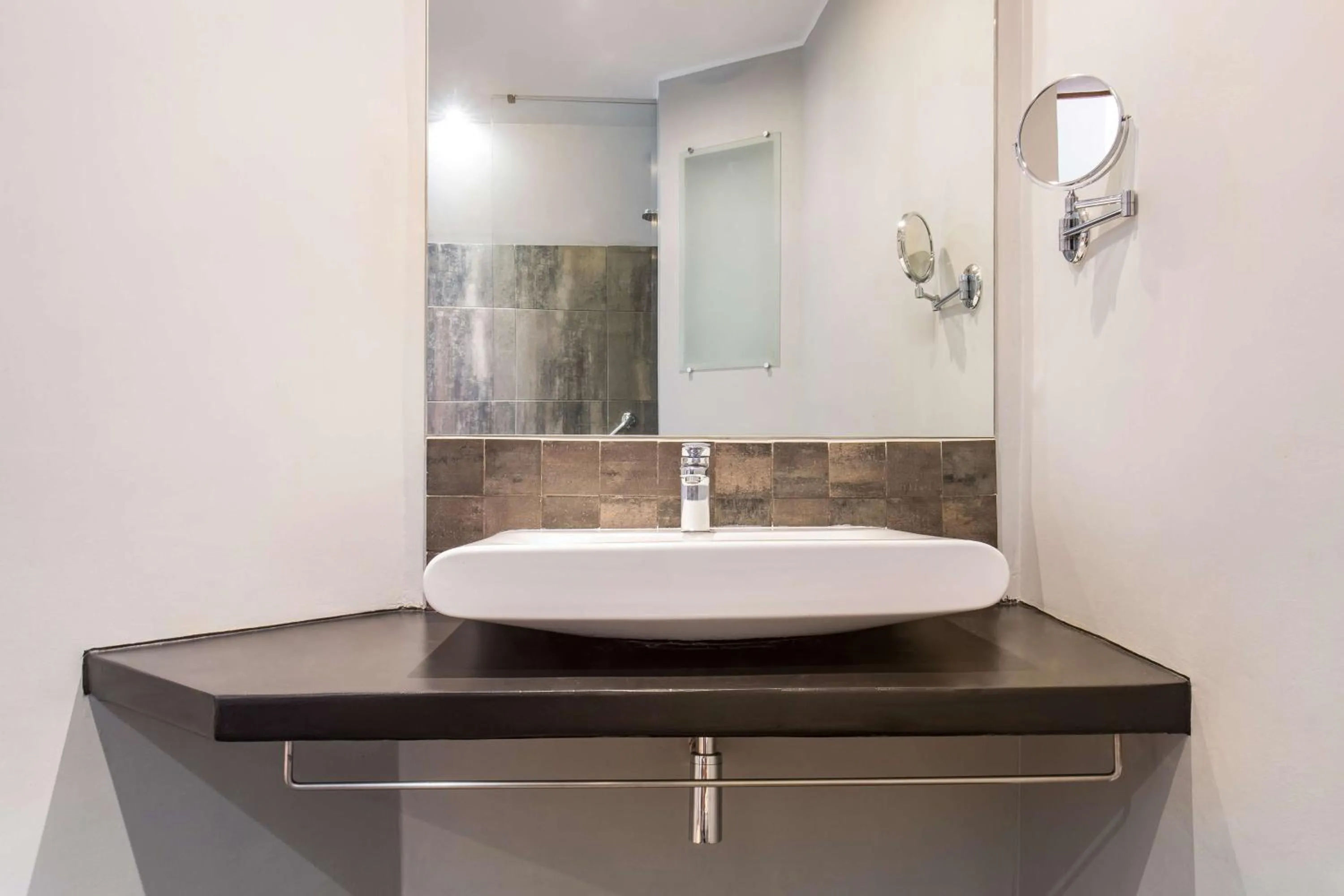 Toilet in Radisson Hotel Tamboho Waterfront Antananarivo