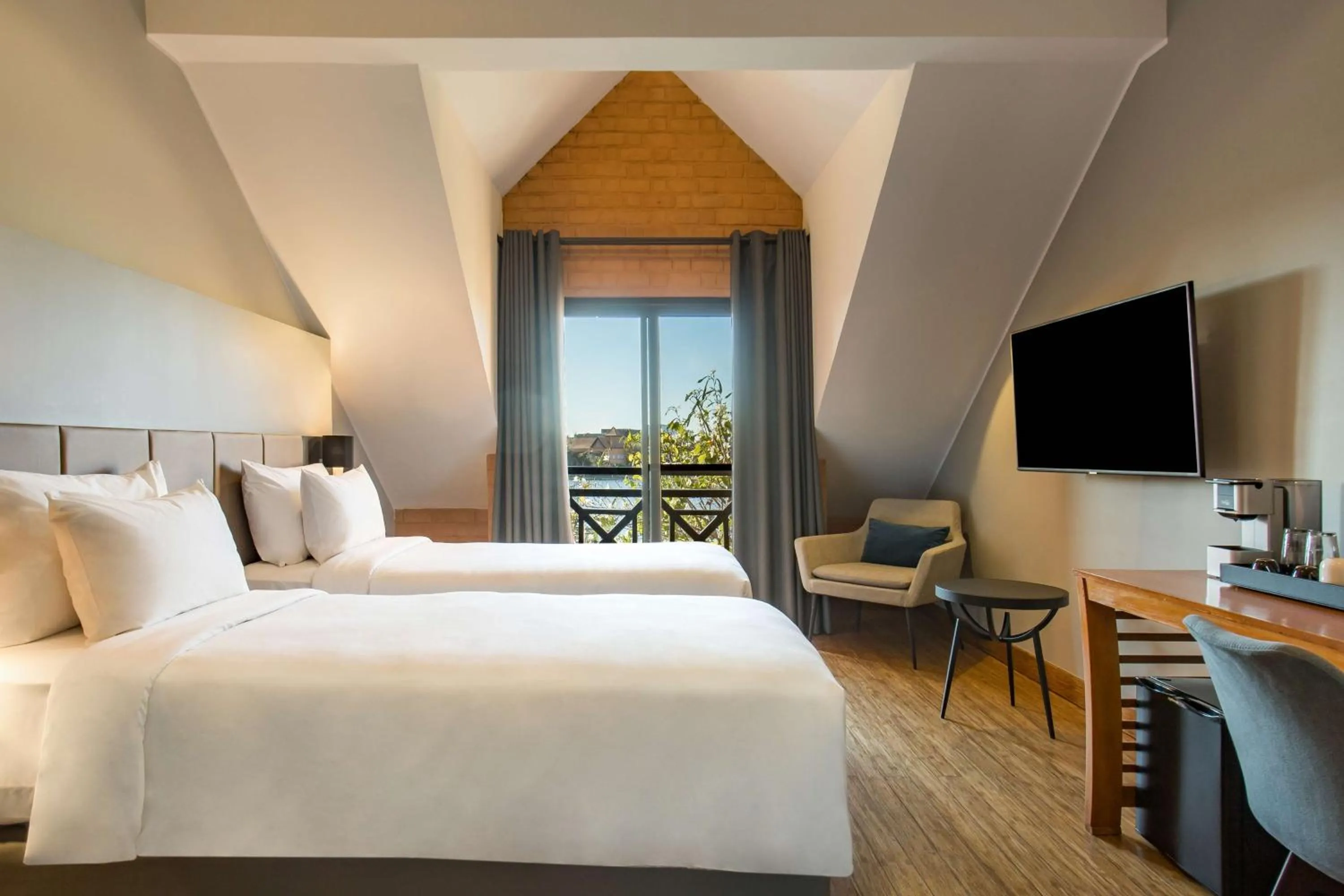 Photo of the whole room, Bed in Radisson Hotel Tamboho Waterfront Antananarivo