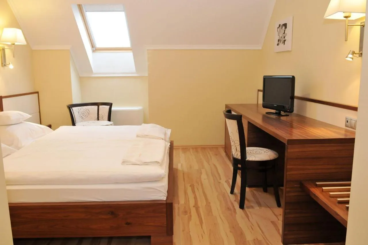 Photo of the whole room, Bed in Mizse Motel