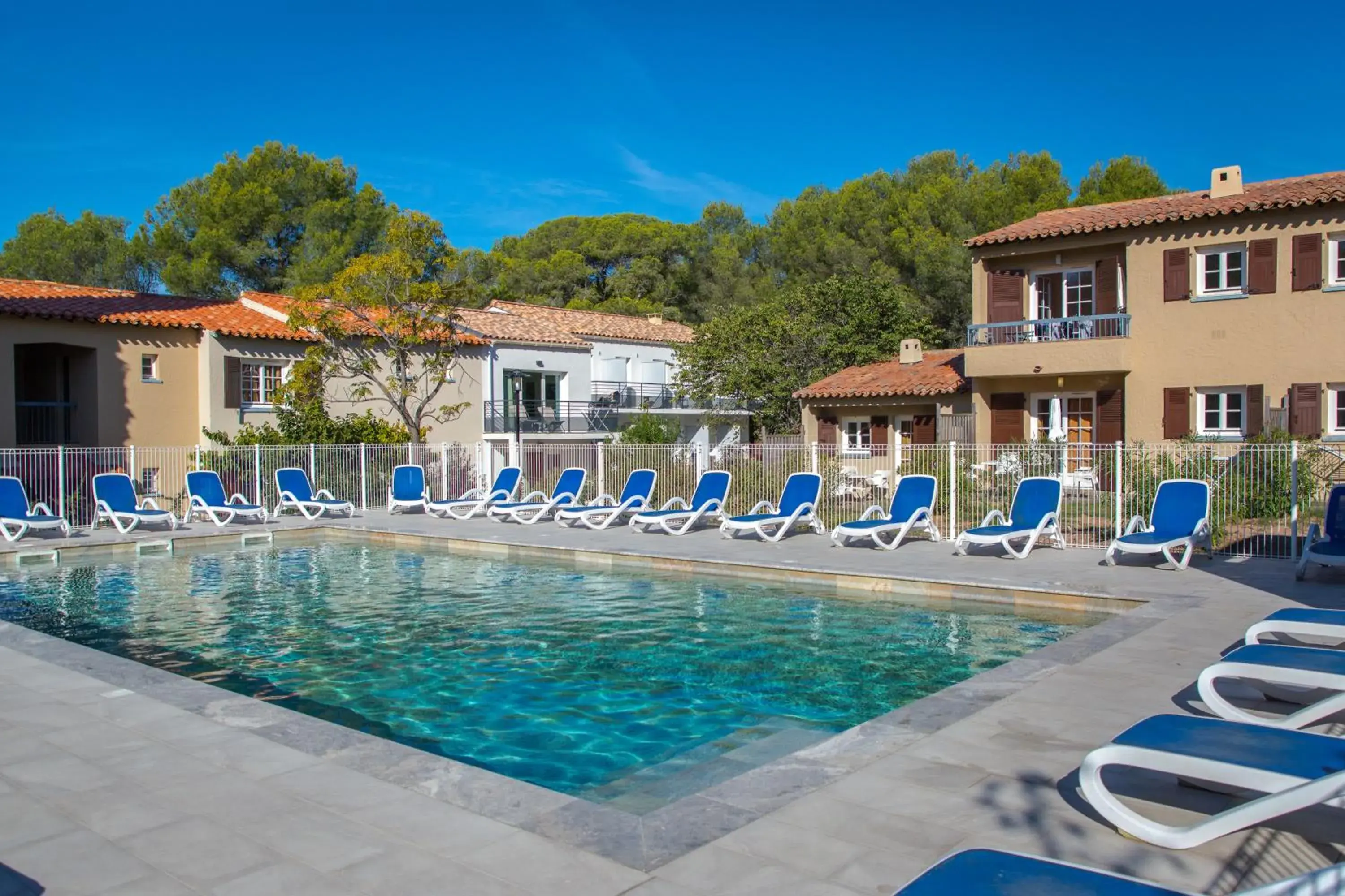 Swimming pool in SOWELL RESIDENCES Chênes Verts Swimming pool in SOWELL RESIDENCES Chênes Verts