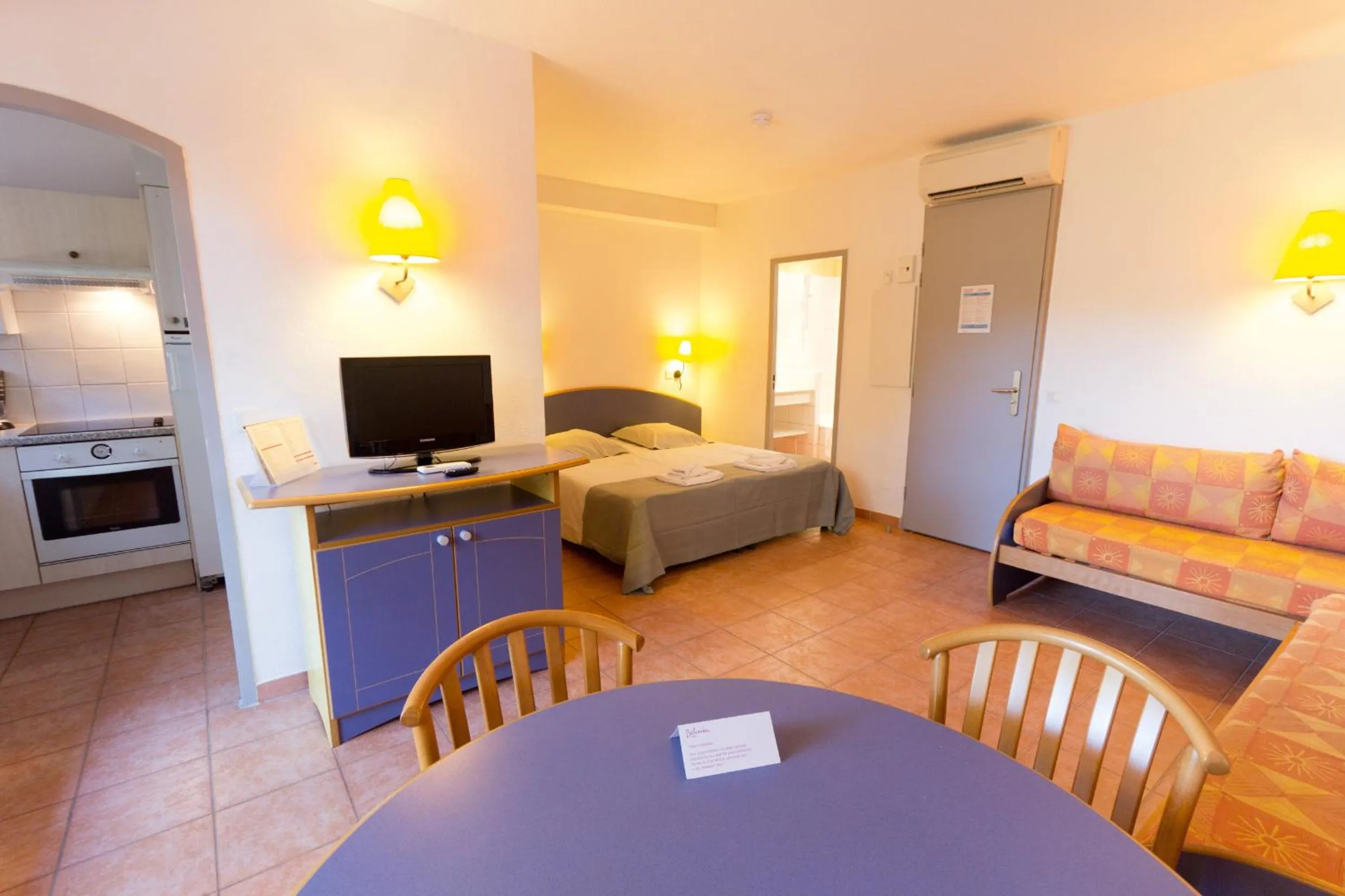 Living room, Bed in SOWELL RESIDENCES Chênes Verts