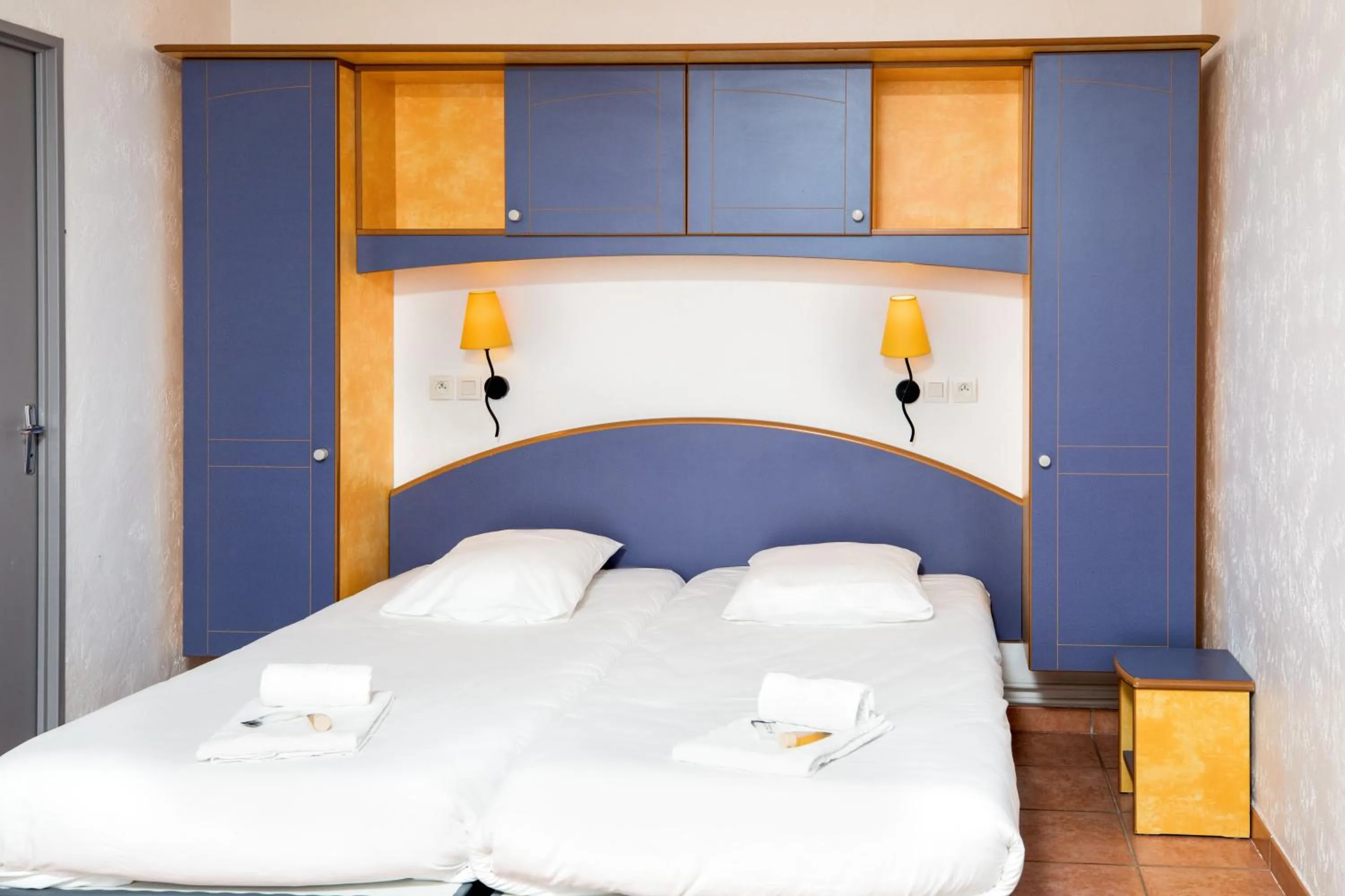 Bedroom, Bed in SOWELL RESIDENCES Chênes Verts