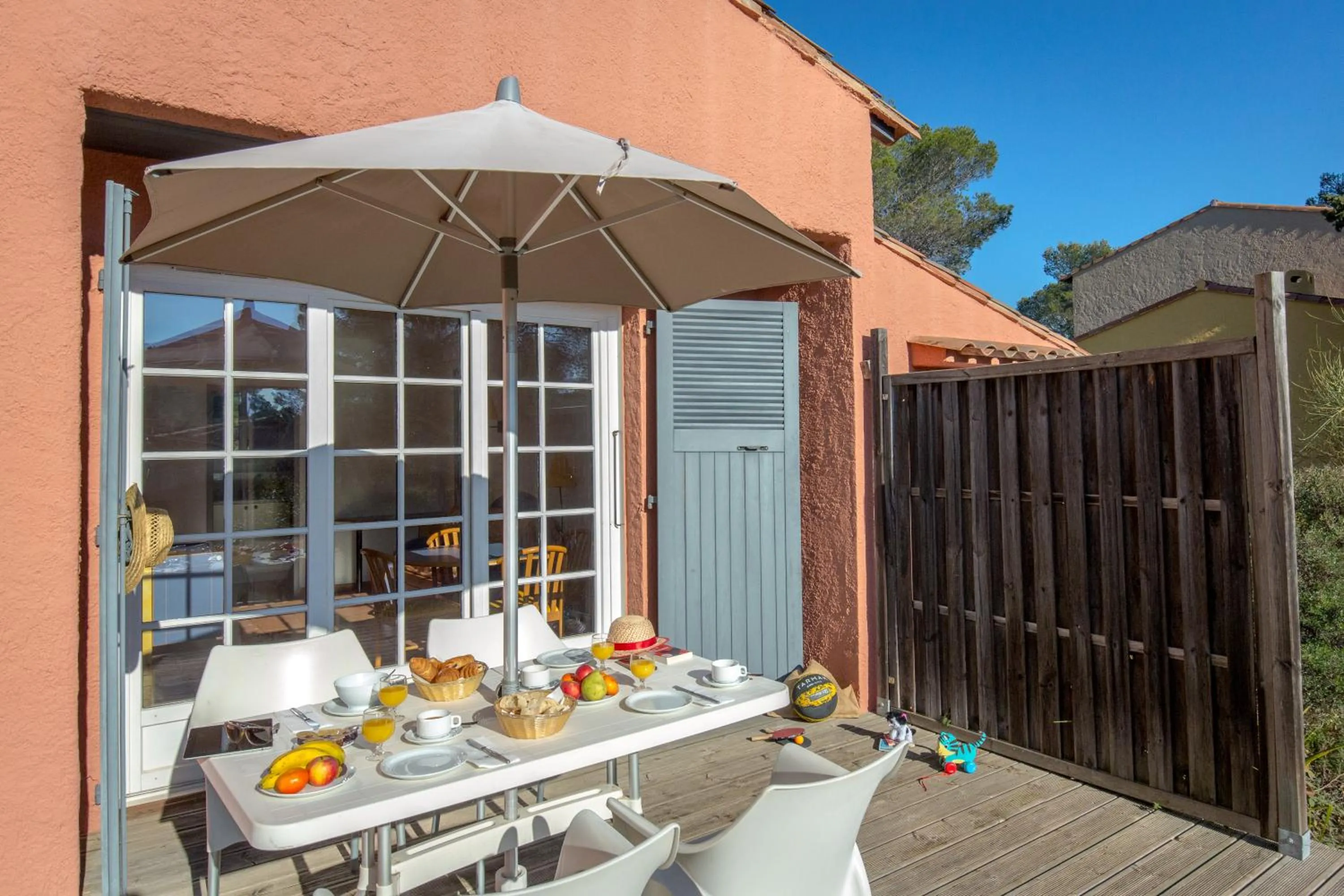 Patio in SOWELL RESIDENCES Chênes Verts