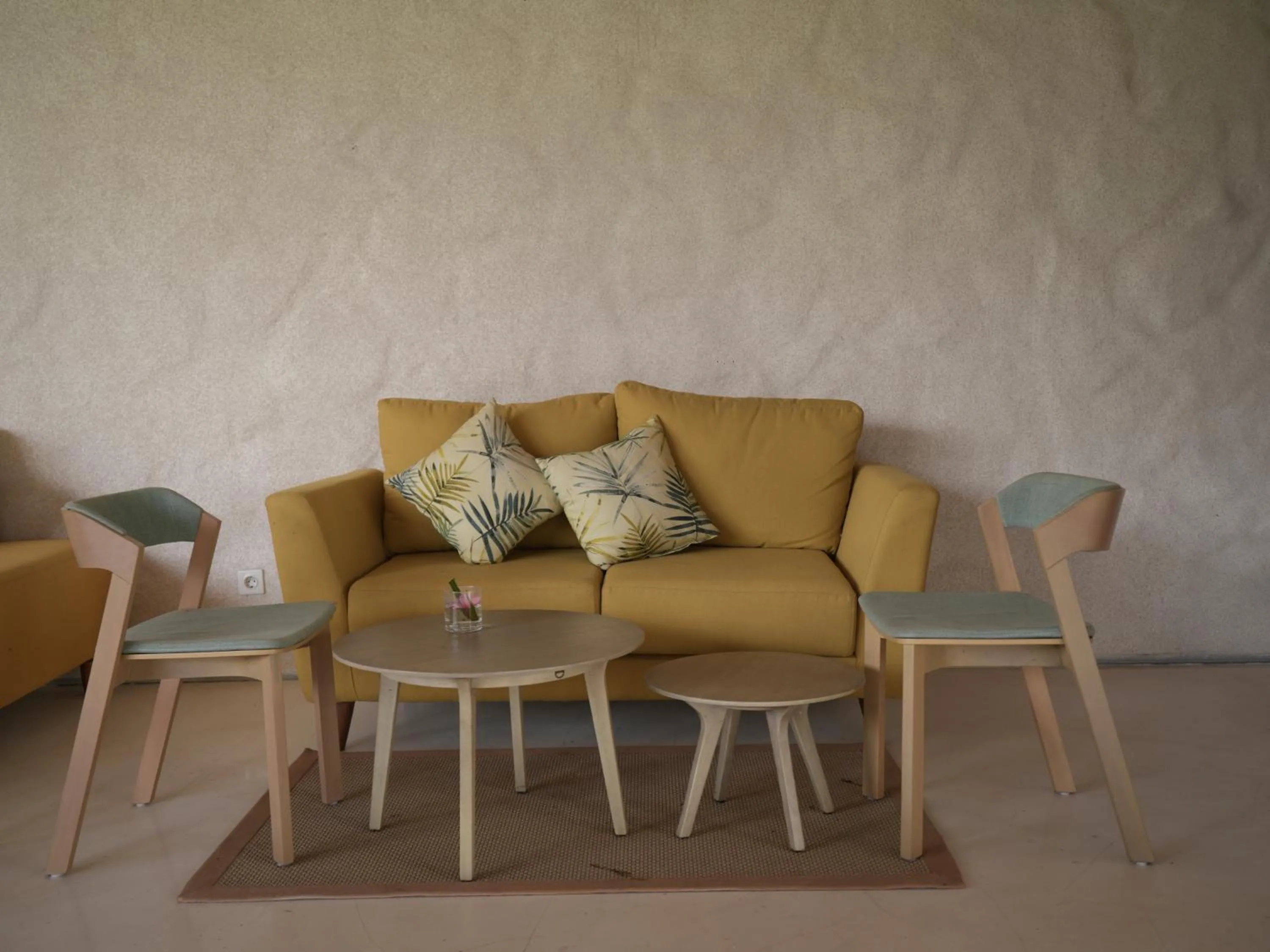 Restaurant/places to eat in Daun Lebar Villas