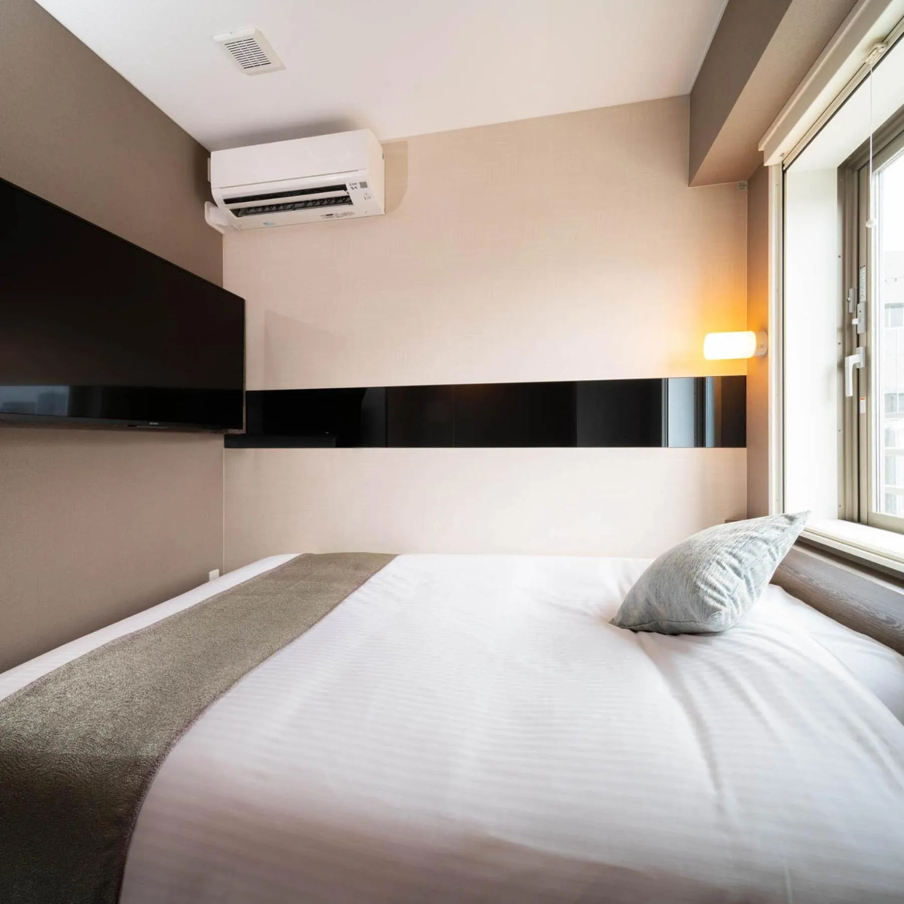 Bed in Super Hotel Premier Ginza