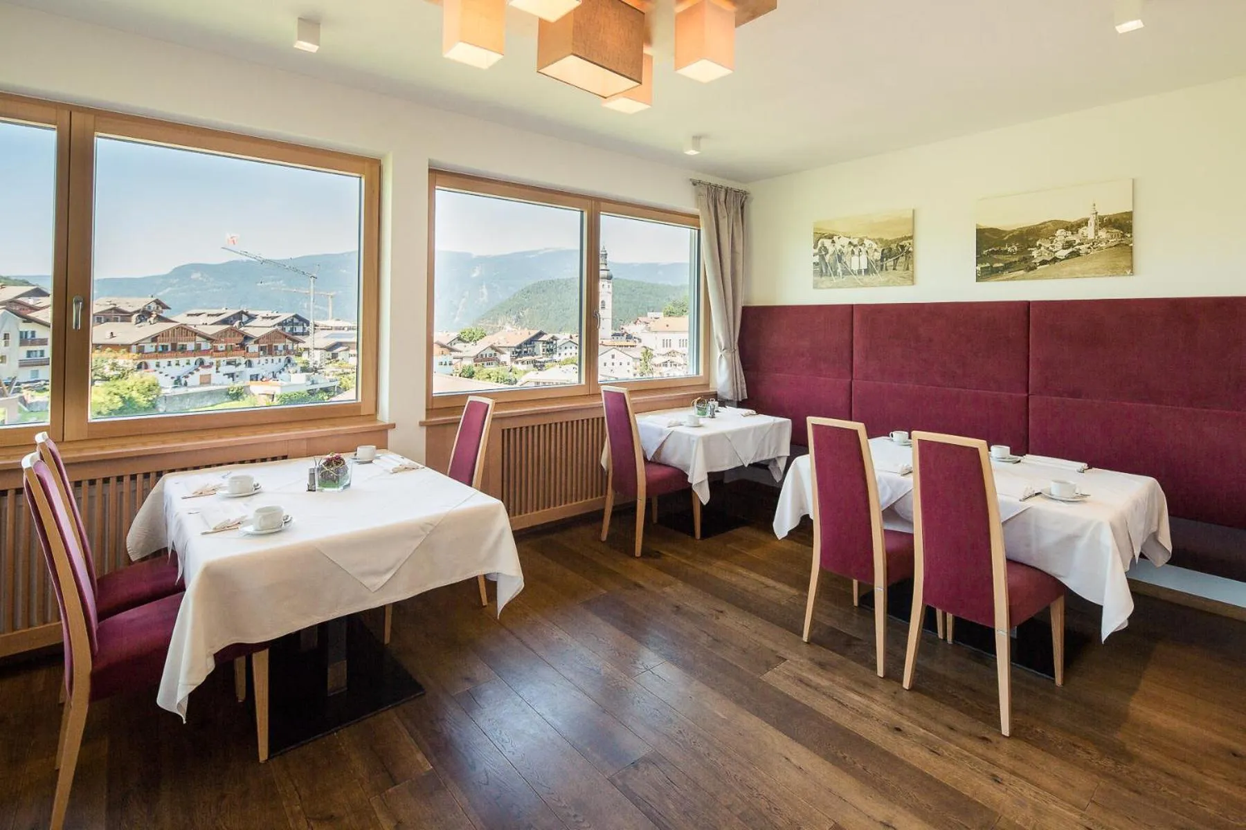 Restaurant/places to eat in Parc Hotel Tyrol