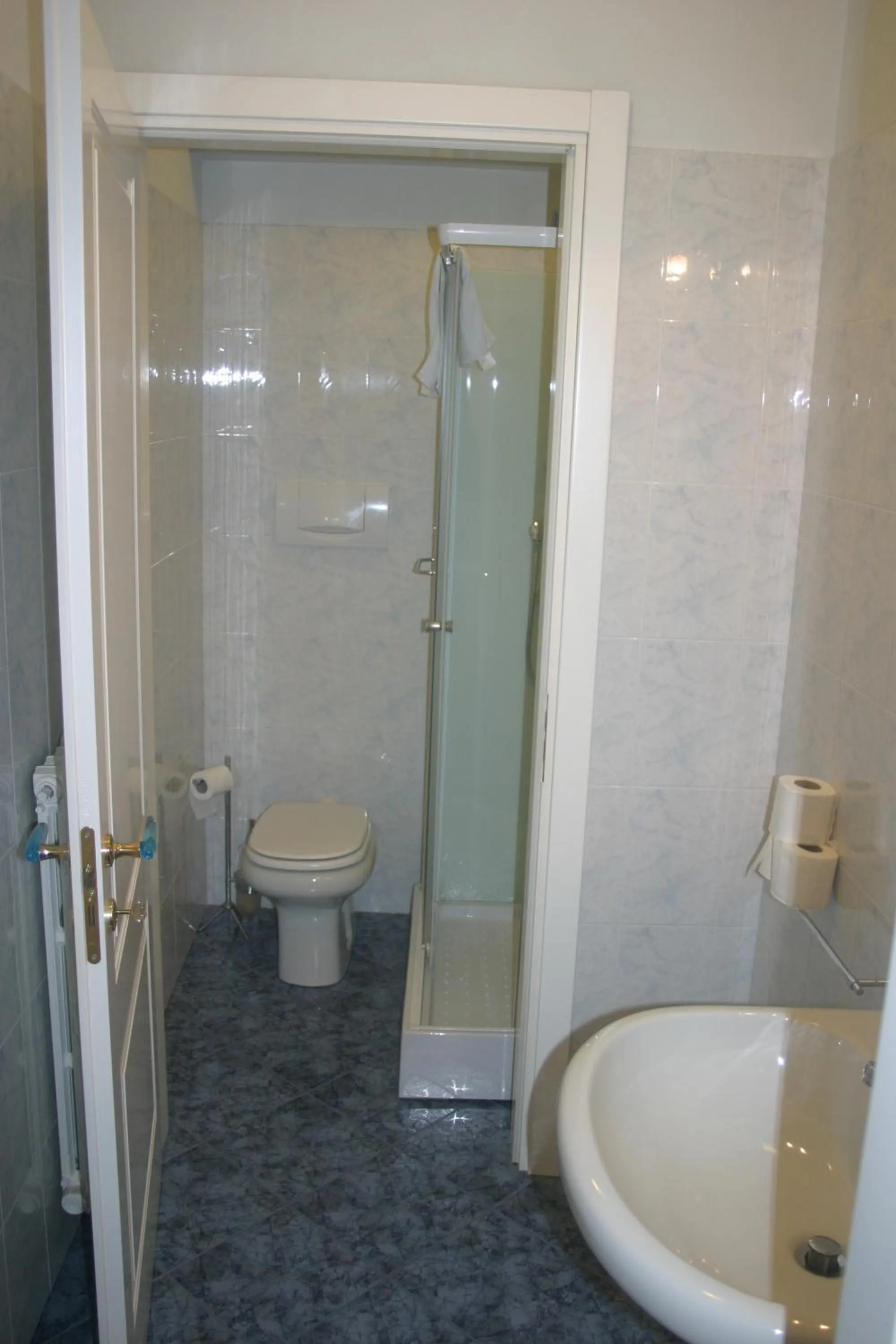 Shower in IL CASTELLO HOSTEL BOUTIQUE