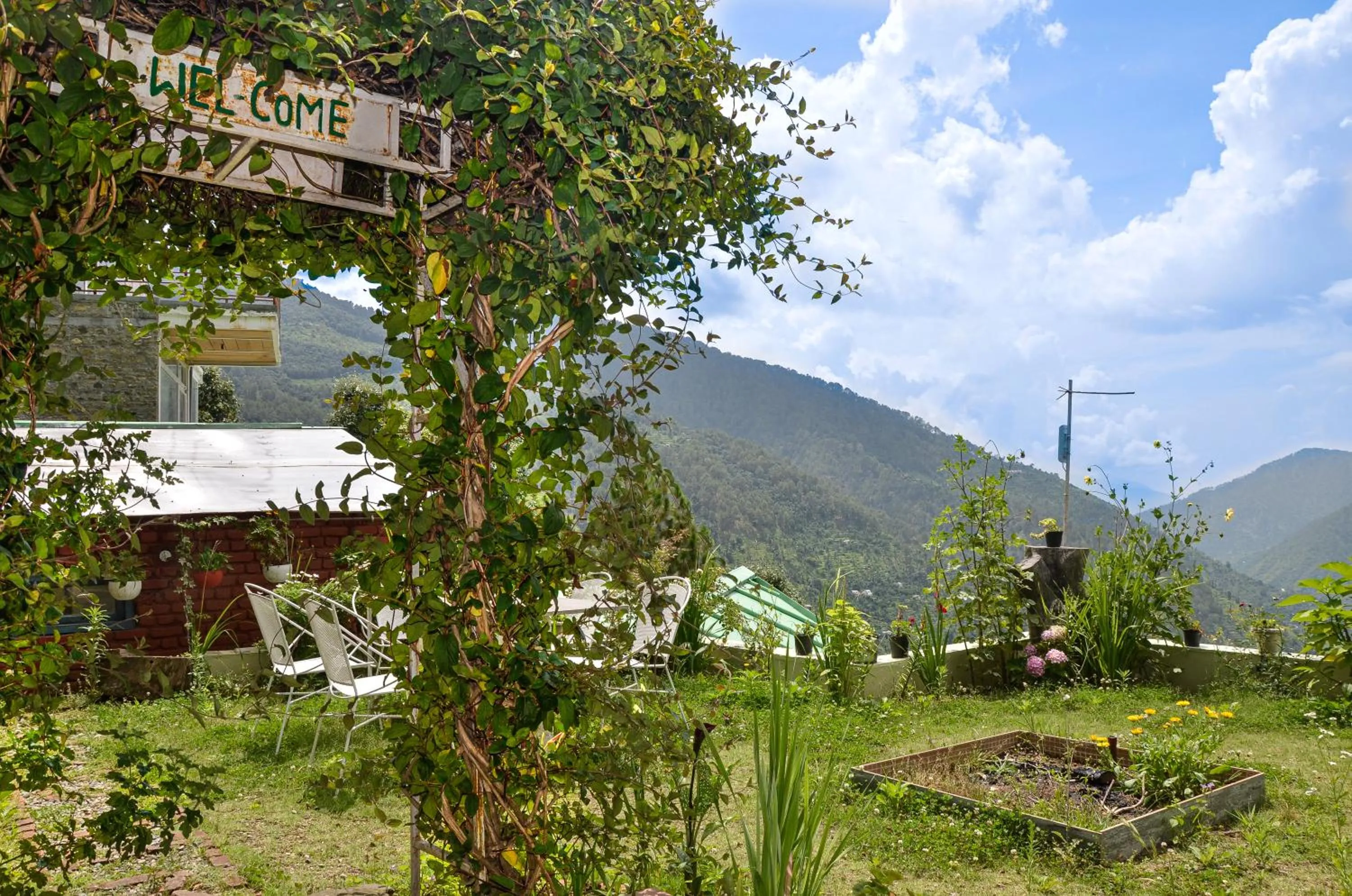 Mountain view in Seclude Ramgarh Cliff's edge