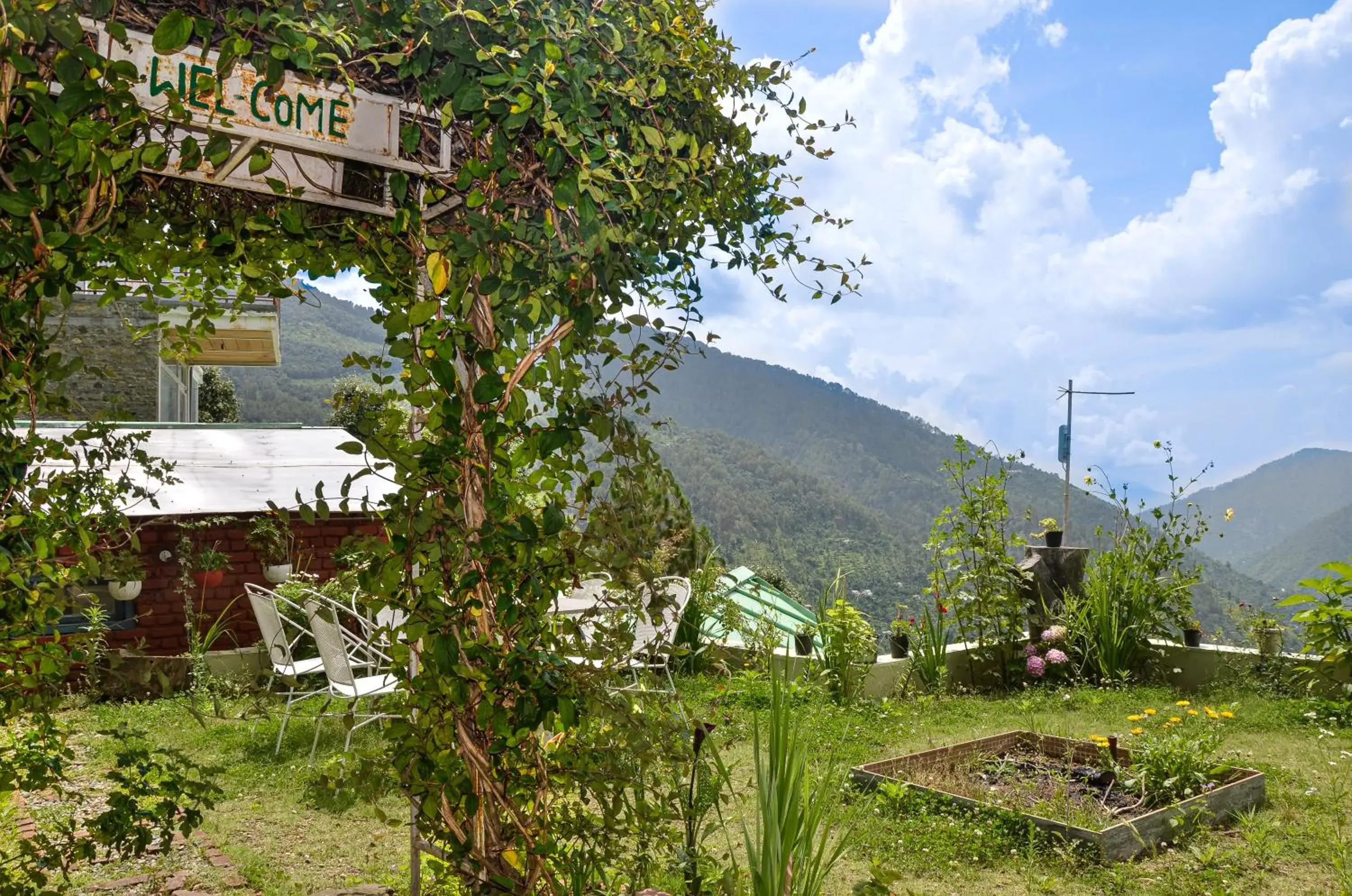 Mountain view in Seclude Ramgarh Cliff's edge Mountain view in Seclude Ramgarh Cliff's edge