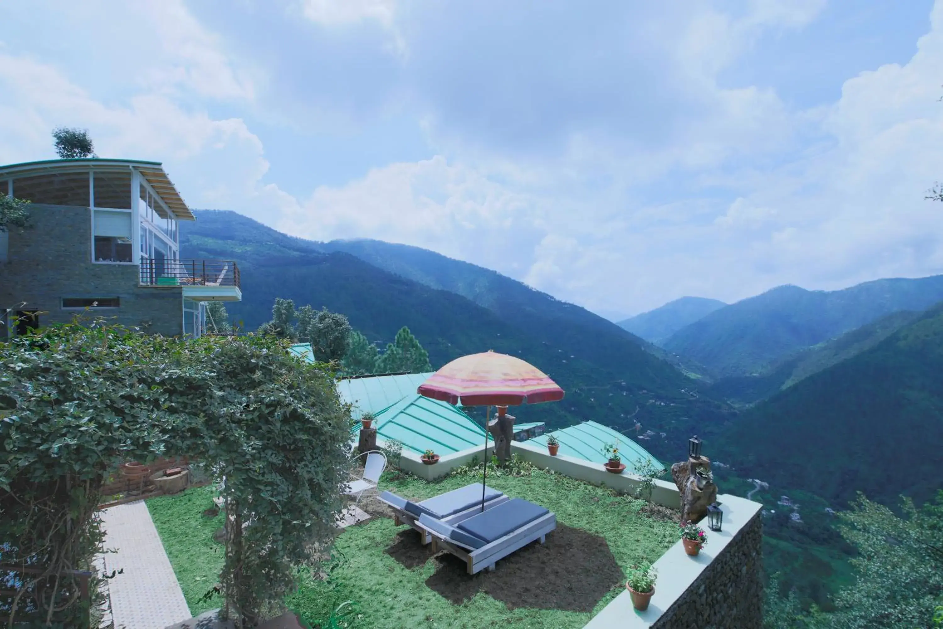 Mountain view in Seclude Ramgarh Cliff's edge Mountain view in Seclude Ramgarh Cliff's edge