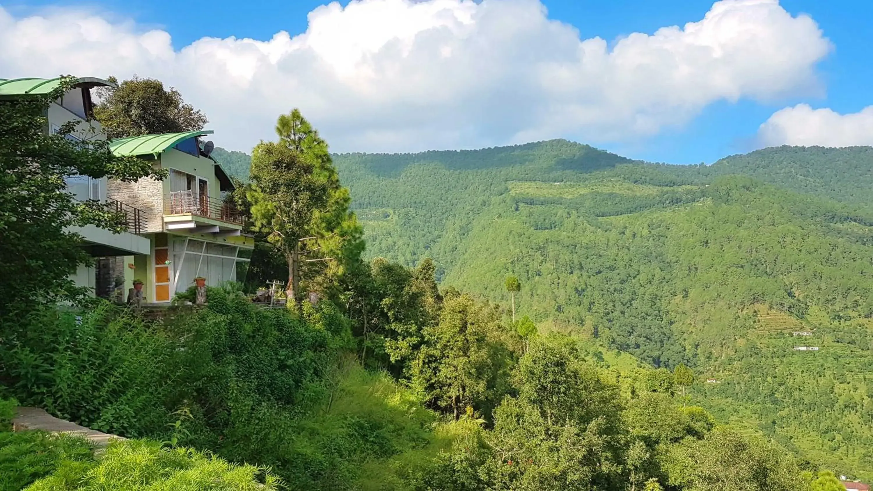 Property building in Seclude Ramgarh Cliff's edge Property building in Seclude Ramgarh Cliff's edge