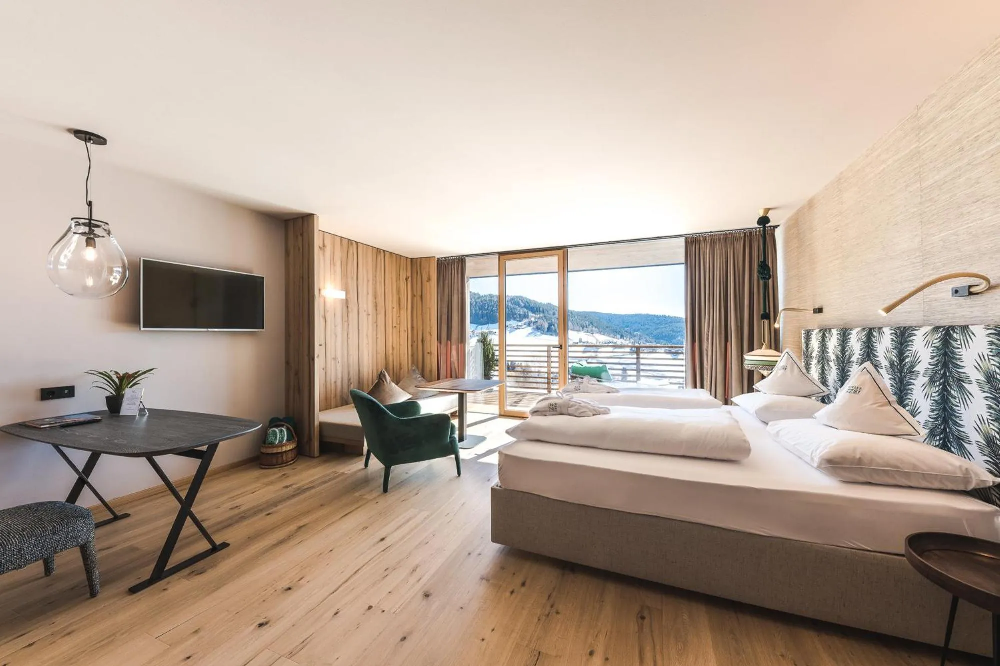 Living room, Bed in Hotel Hirzer 2781