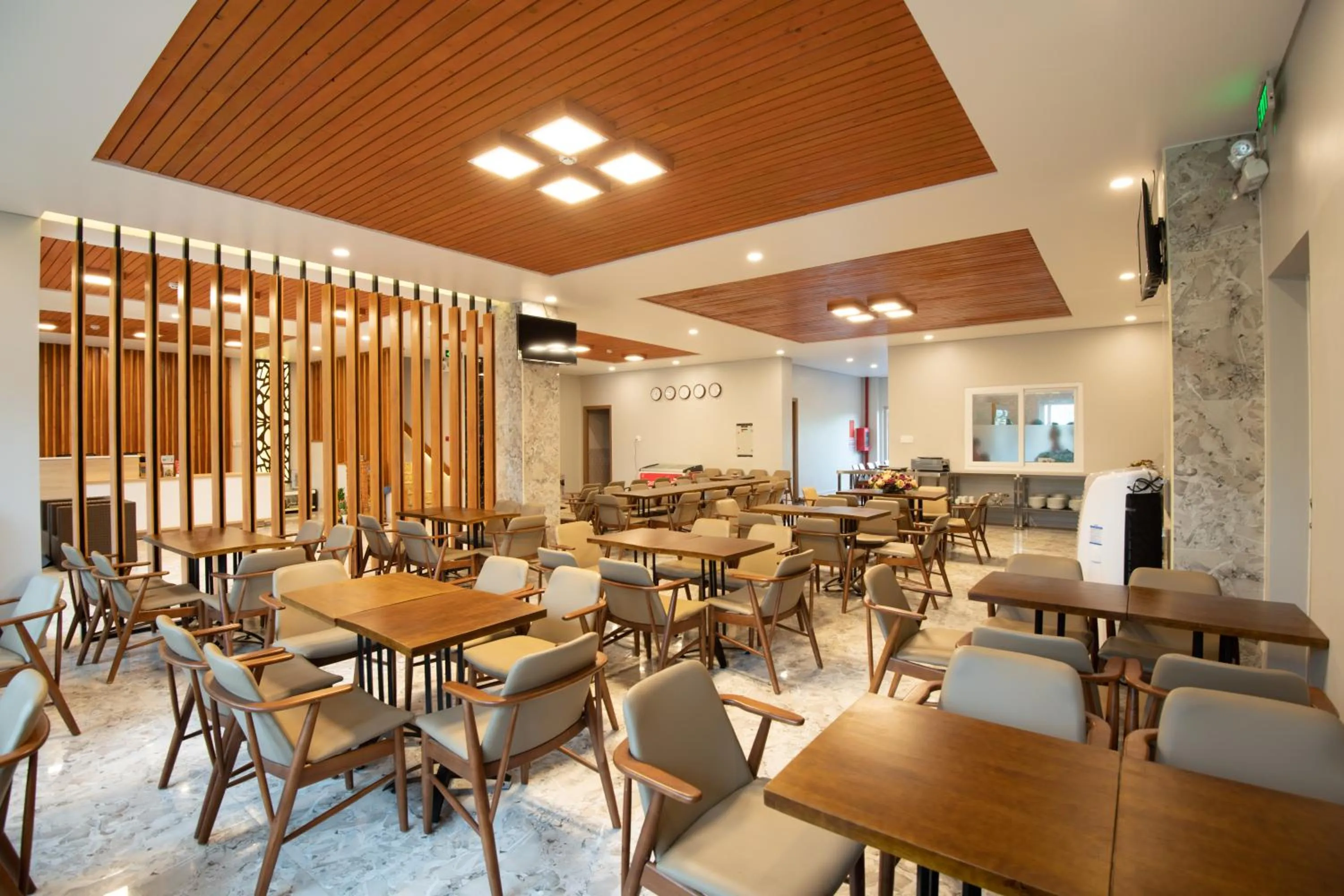 Restaurant/places to eat in Summer Dream Hotel