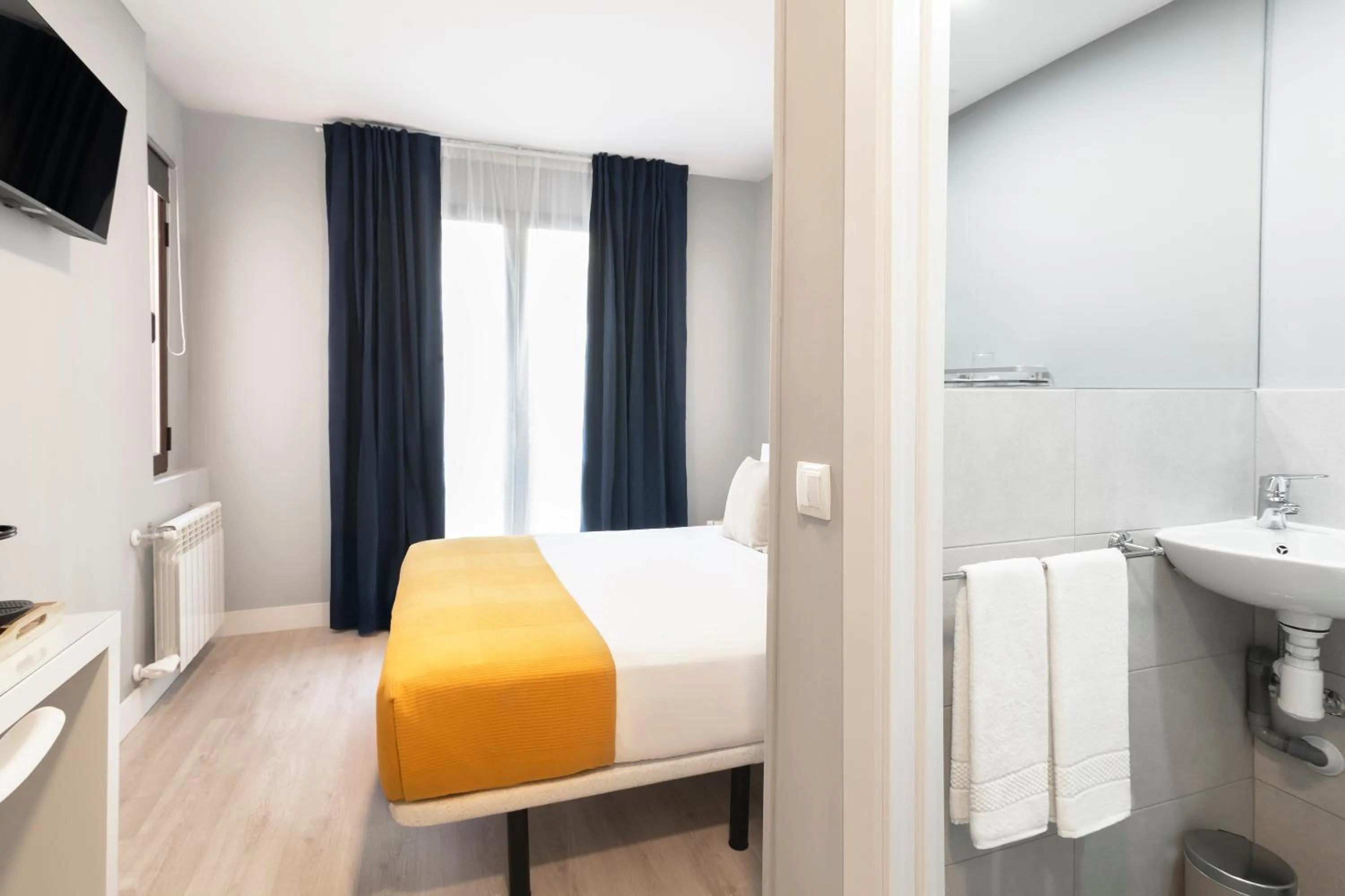 Toilet, Bed in 8Rooms Madrid