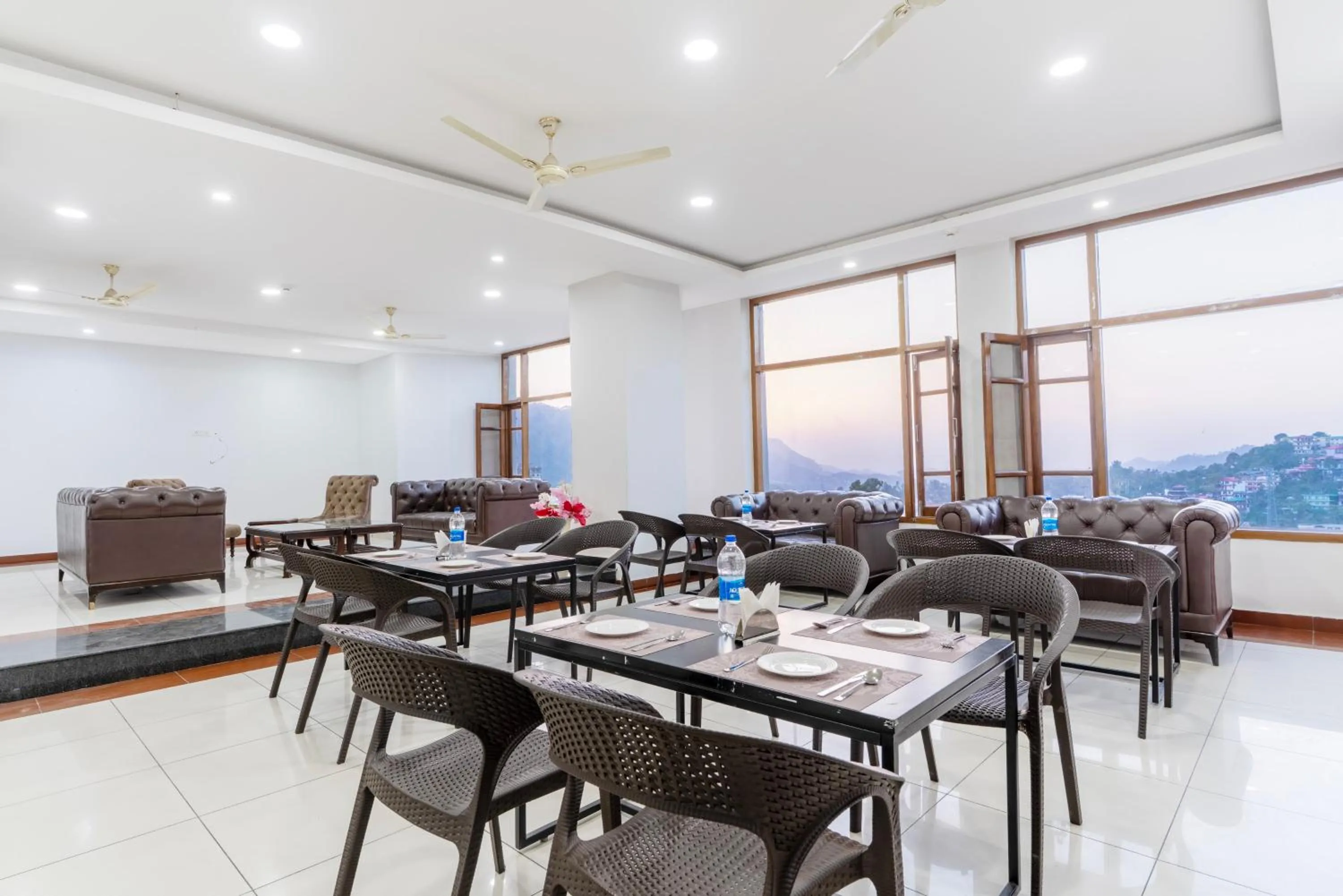 Restaurant/places to eat in Treebo Anand The Mall Solan