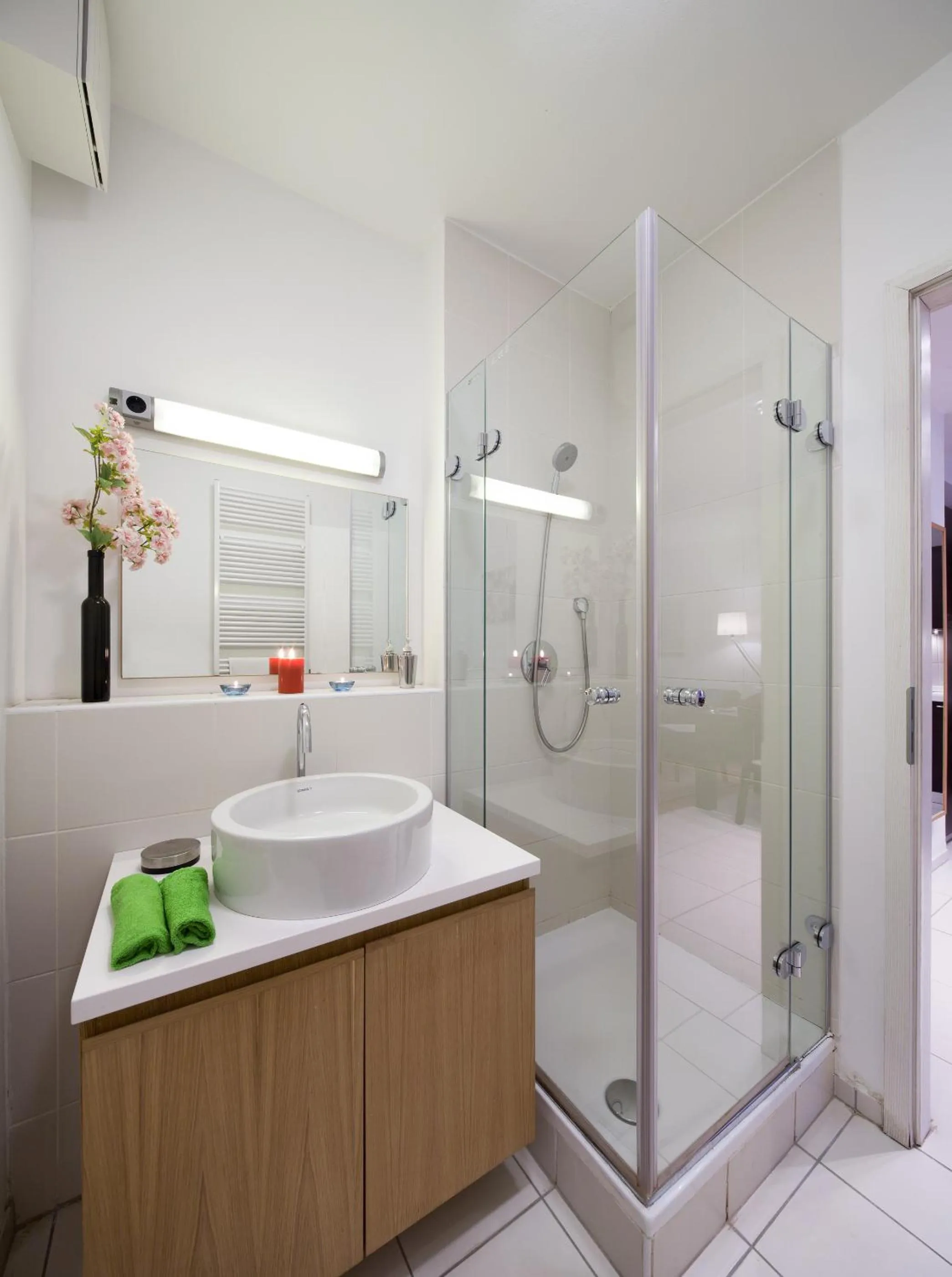 Bathroom in Quality Point Apartments 0-24 reception