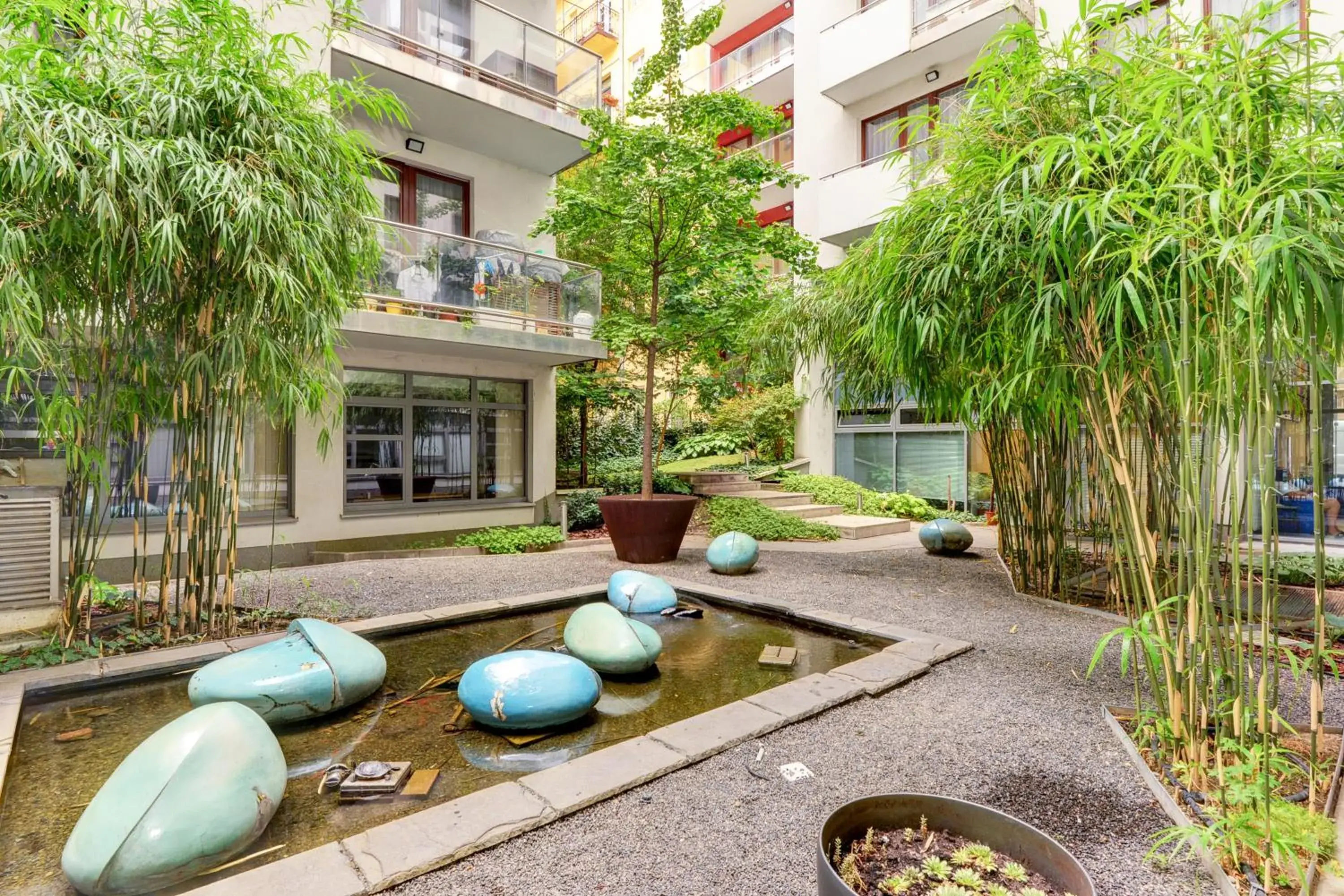 Property building in Quality Point Apartments 0-24 reception Property building in Quality Point Apartments 0-24 reception