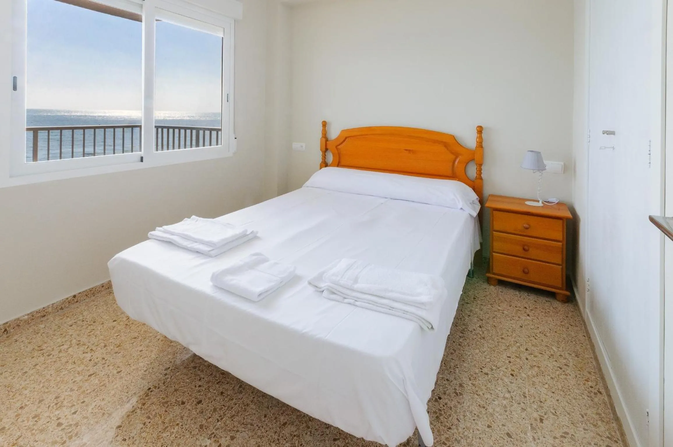 Bedroom, Bed in Turia