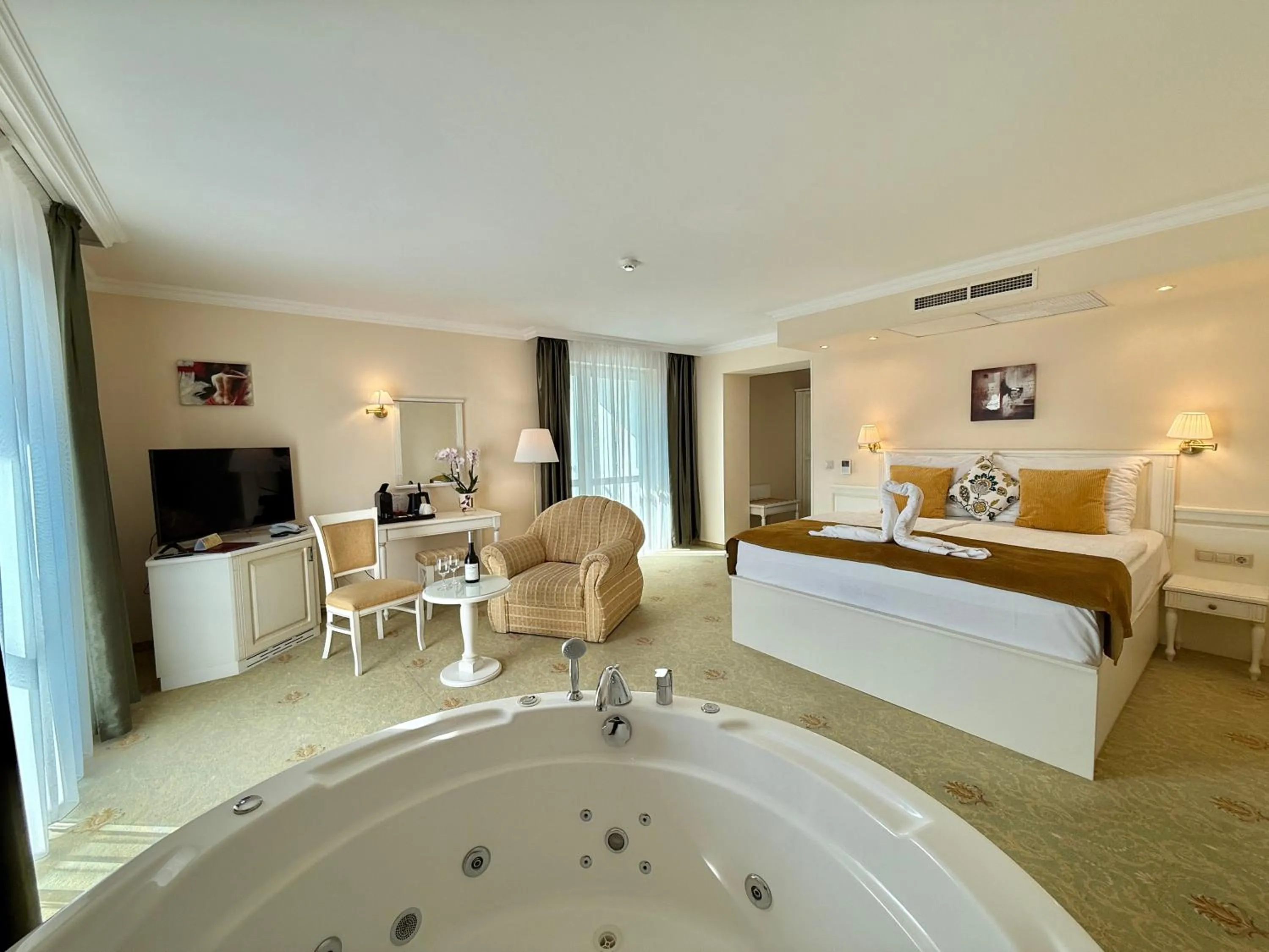 Photo of the whole room, Bed in Calimbra Wellness Hotel Superior