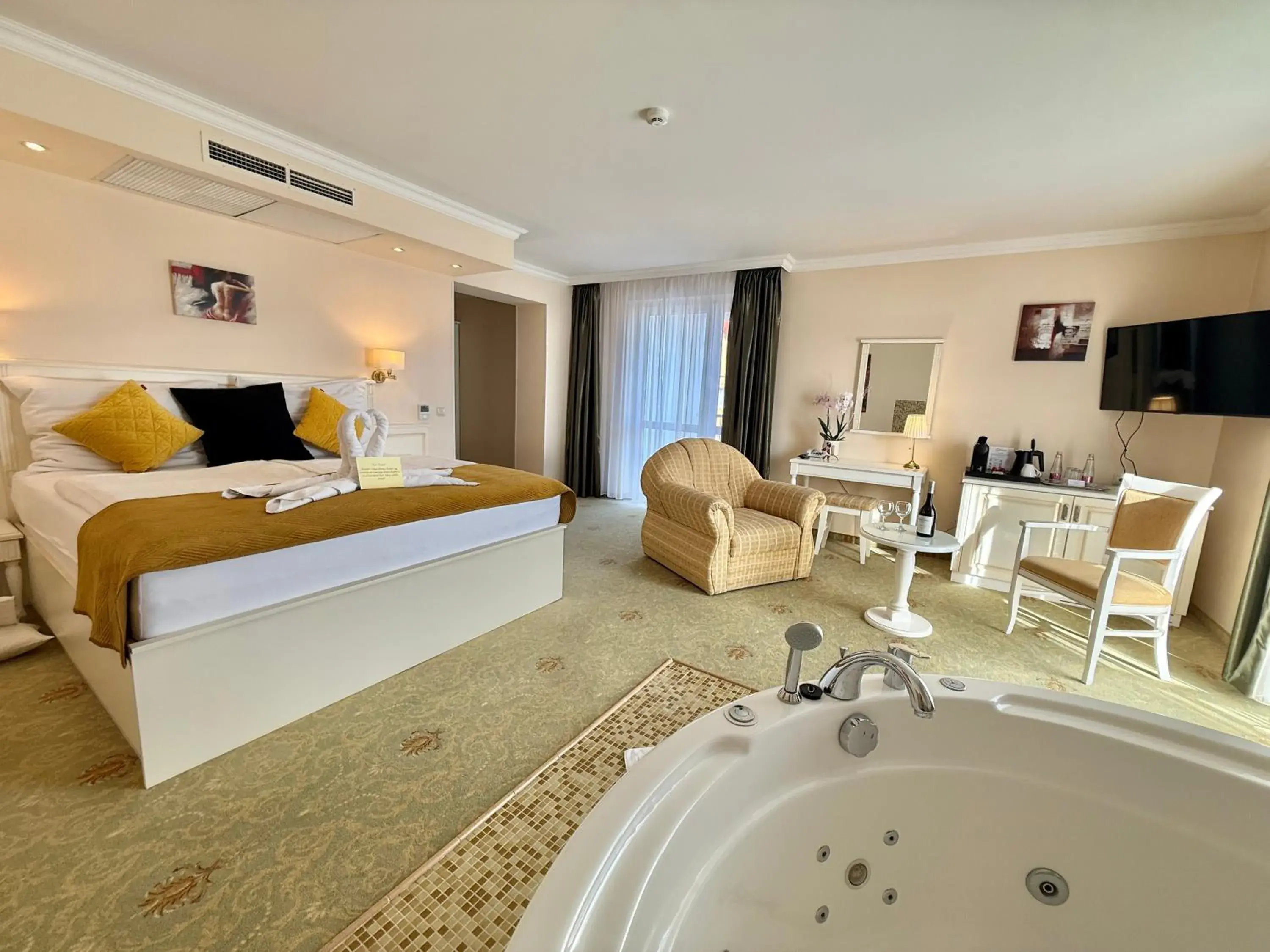 Suite with Hot Tub in Calimbra Wellness Hotel Superior Suite with Hot Tub in Calimbra Wellness Hotel Superior