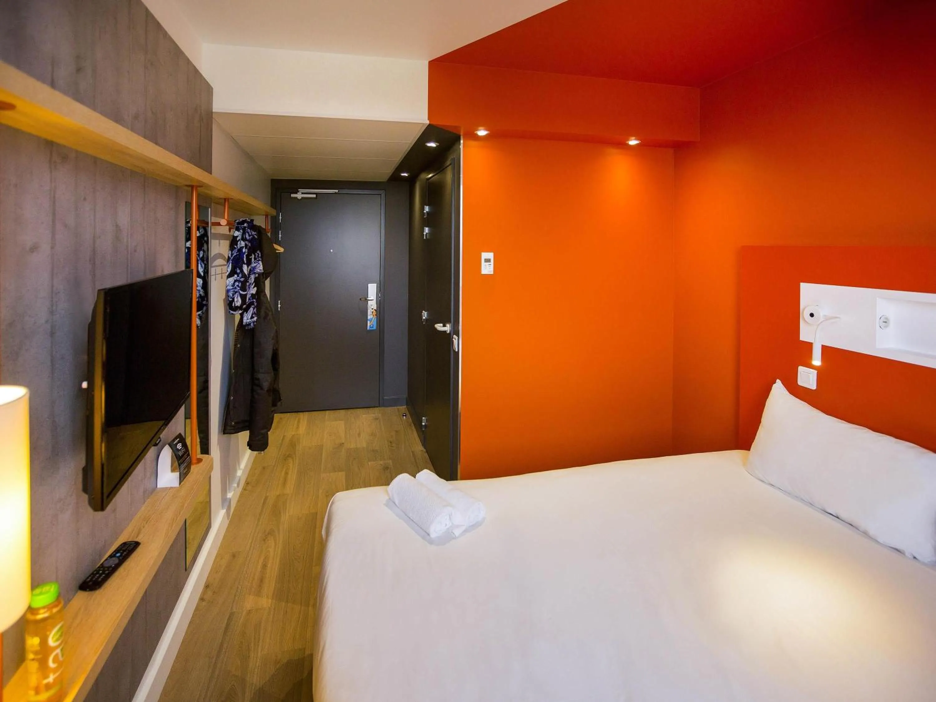 Bedroom, Bed in ibis budget Dieppe Centre Port