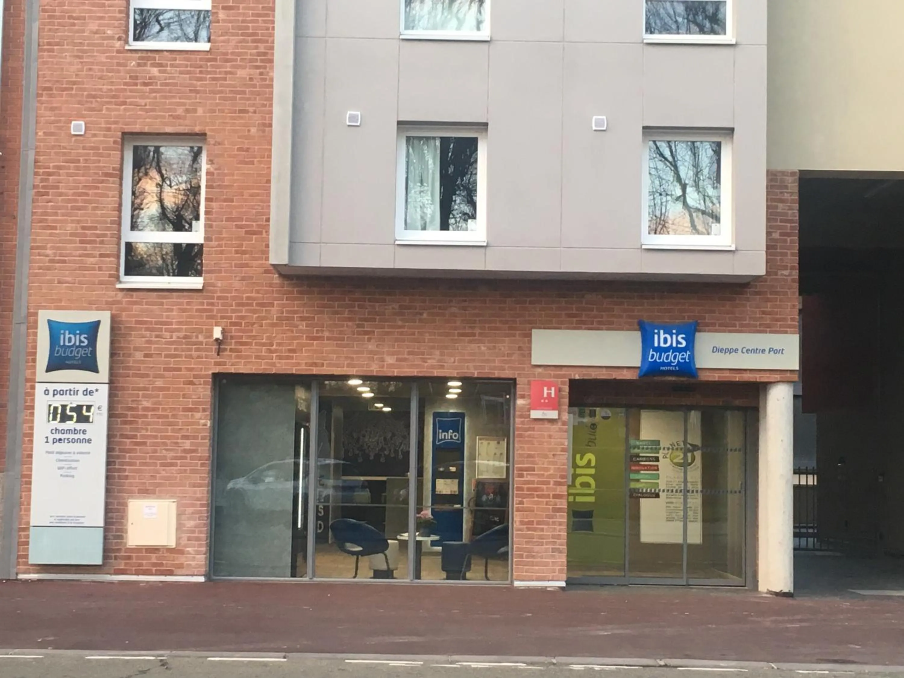 Facade/entrance in ibis budget Dieppe Centre Port
