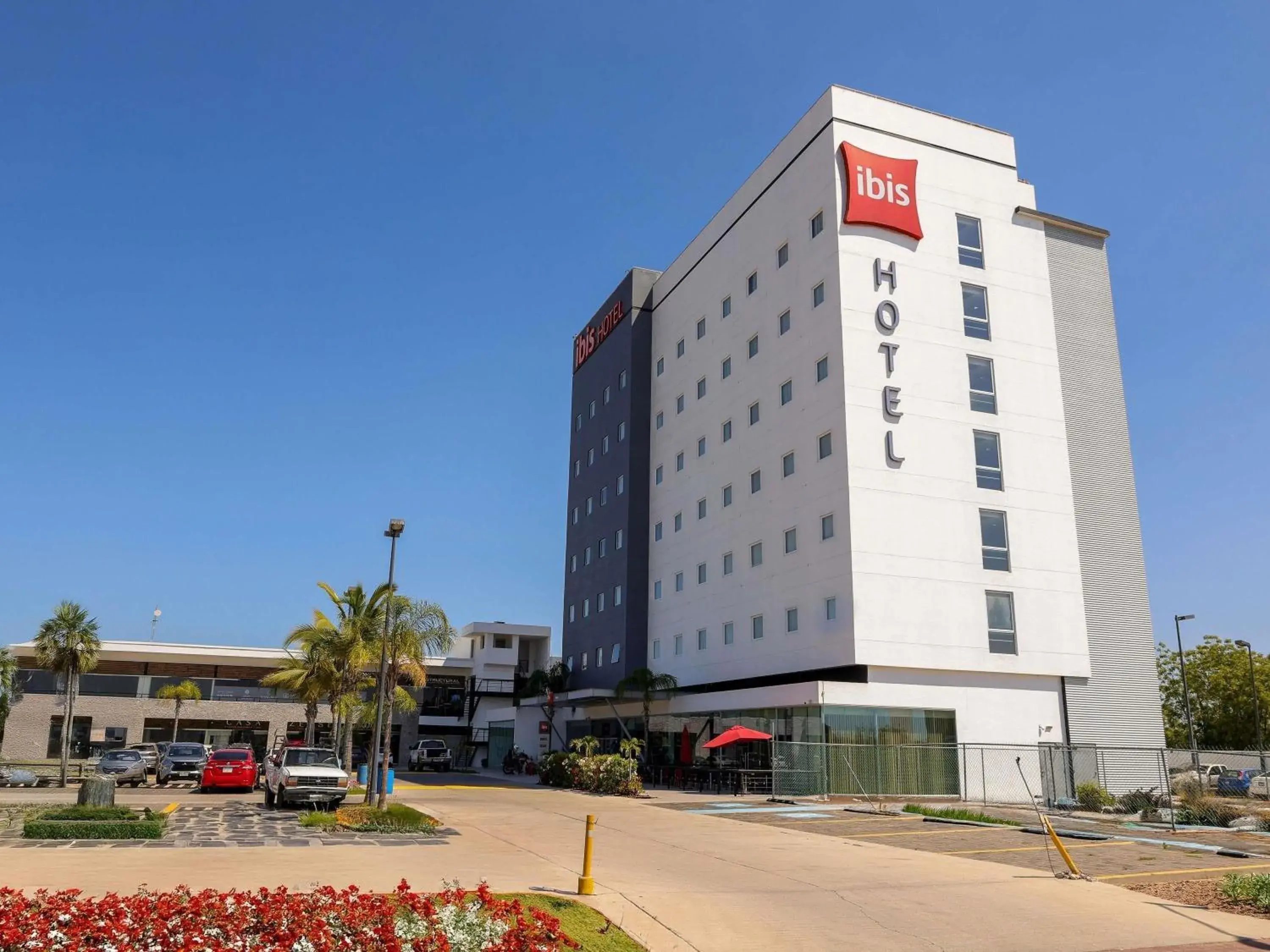 Property building in Ibis Mazatlan Marina Property building in Ibis Mazatlan Marina