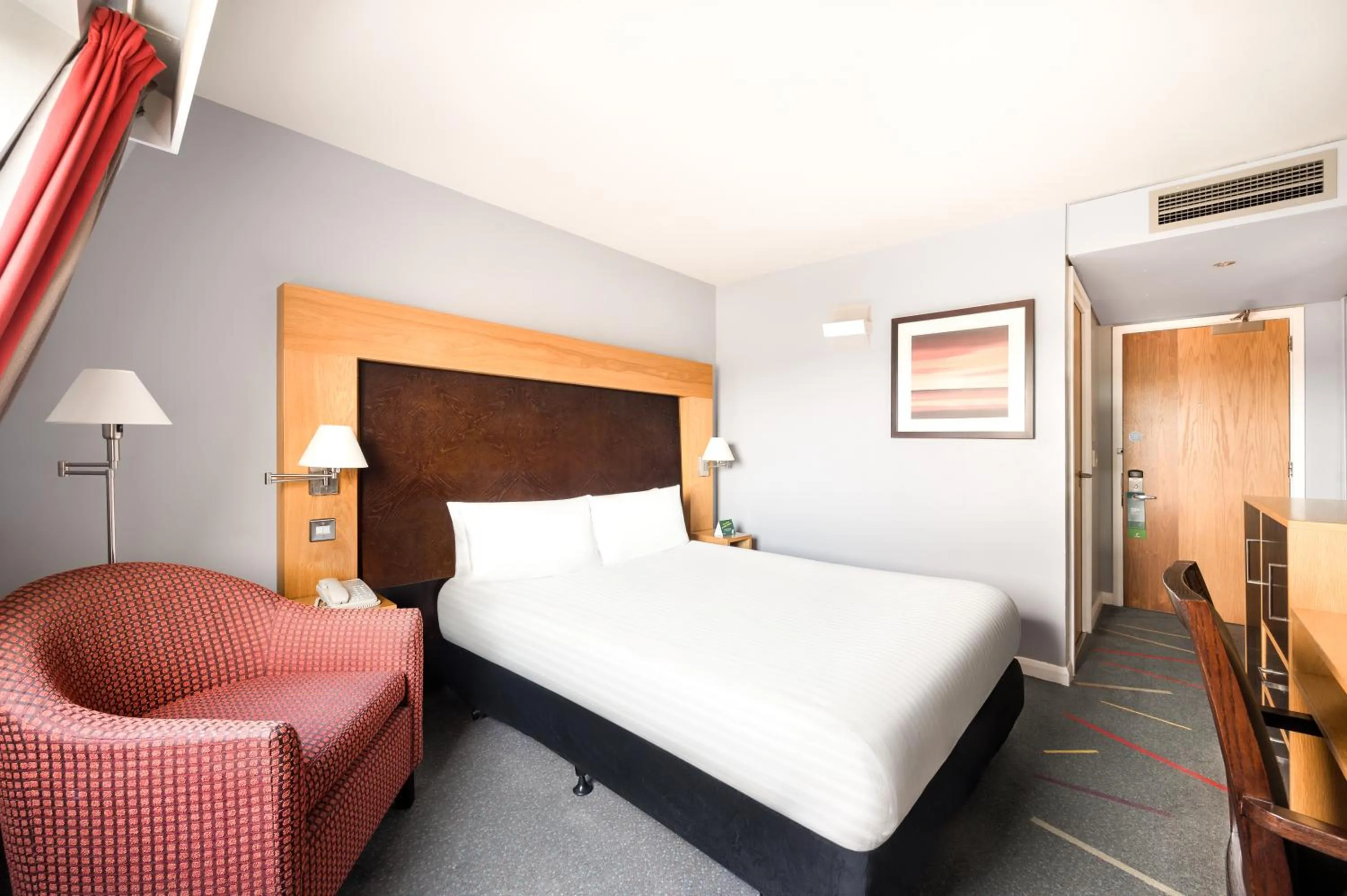 Bed in Holiday Inn Aberdeen West by IHG