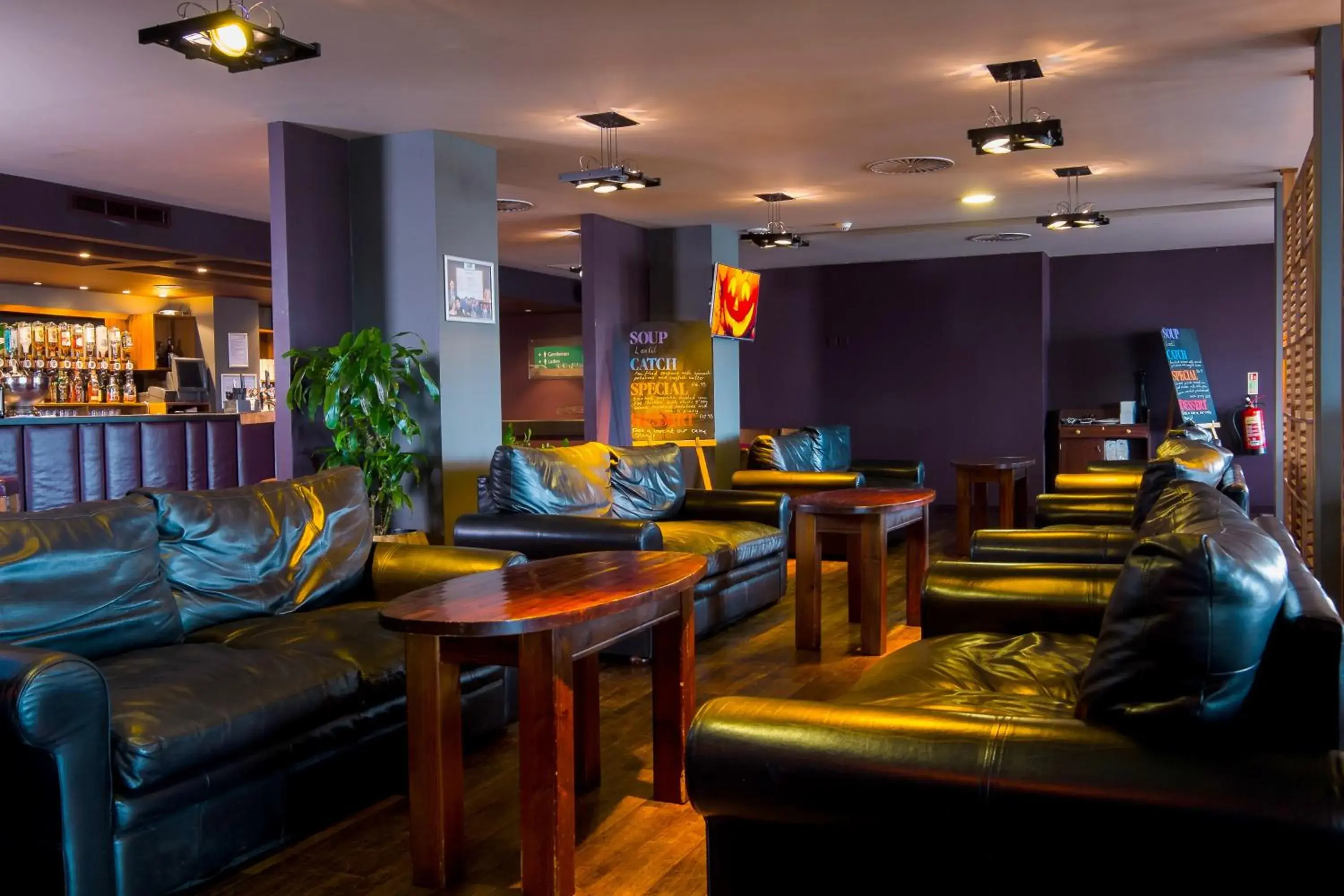 Lounge or bar in Holiday Inn Aberdeen West by IHG Lounge or bar in Holiday Inn Aberdeen West by IHG