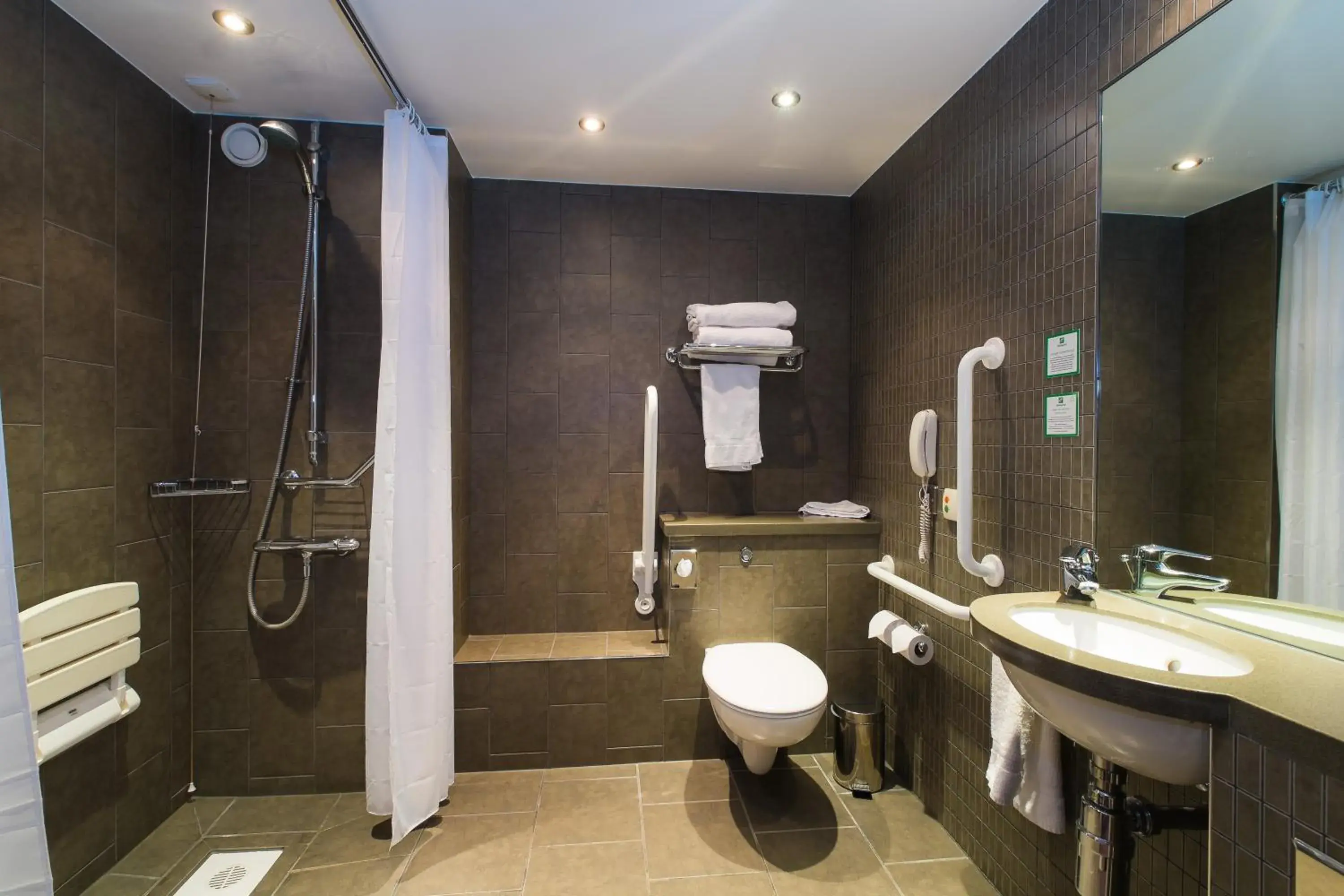 Standard Queen Room - Disability Access in Holiday Inn Aberdeen West by IHG Standard Queen Room - Disability Access in Holiday Inn Aberdeen West by IHG