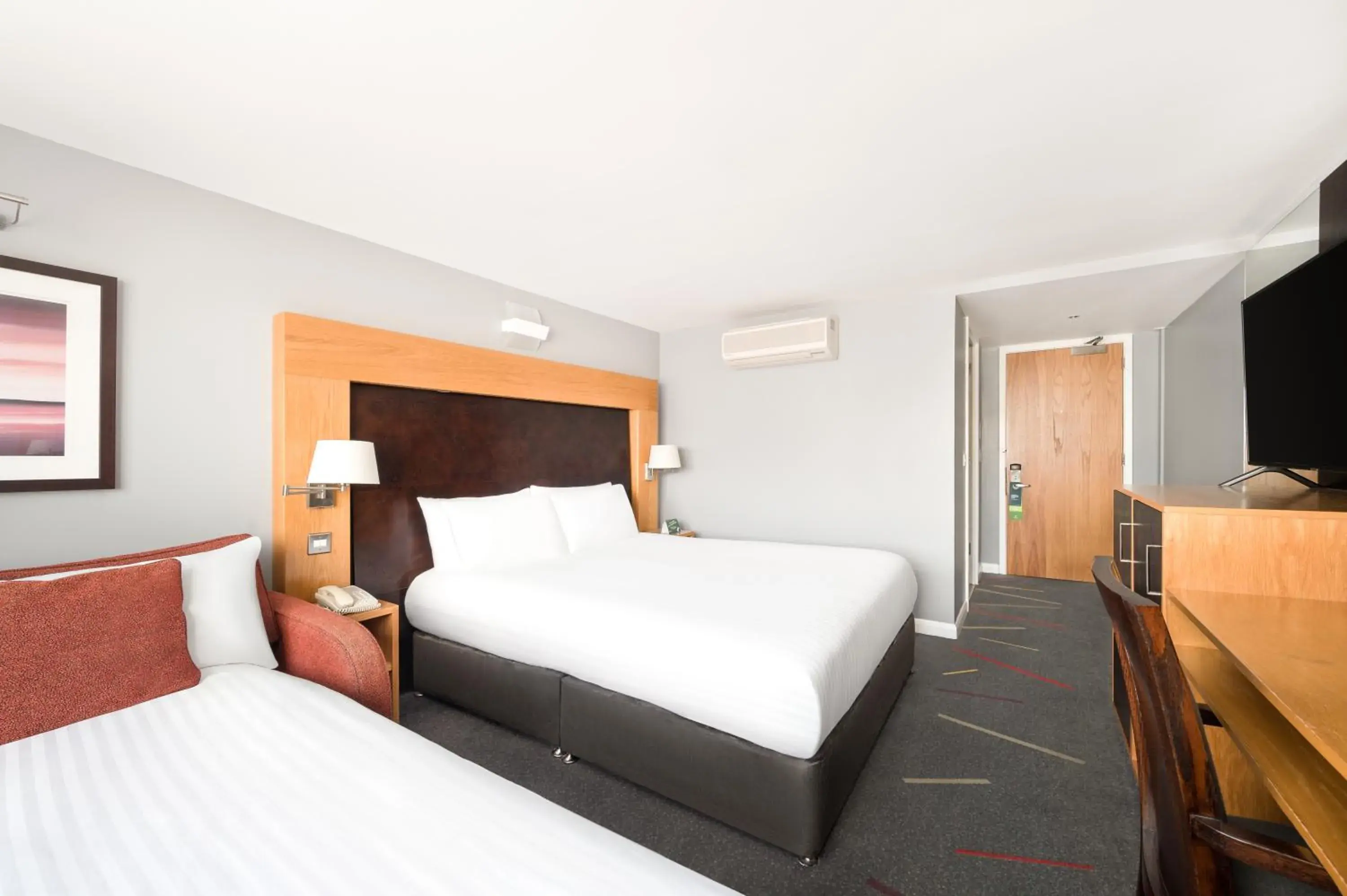 Queen Room with Sofa Bed in Holiday Inn Aberdeen West by IHG Queen Room with Sofa Bed in Holiday Inn Aberdeen West by IHG