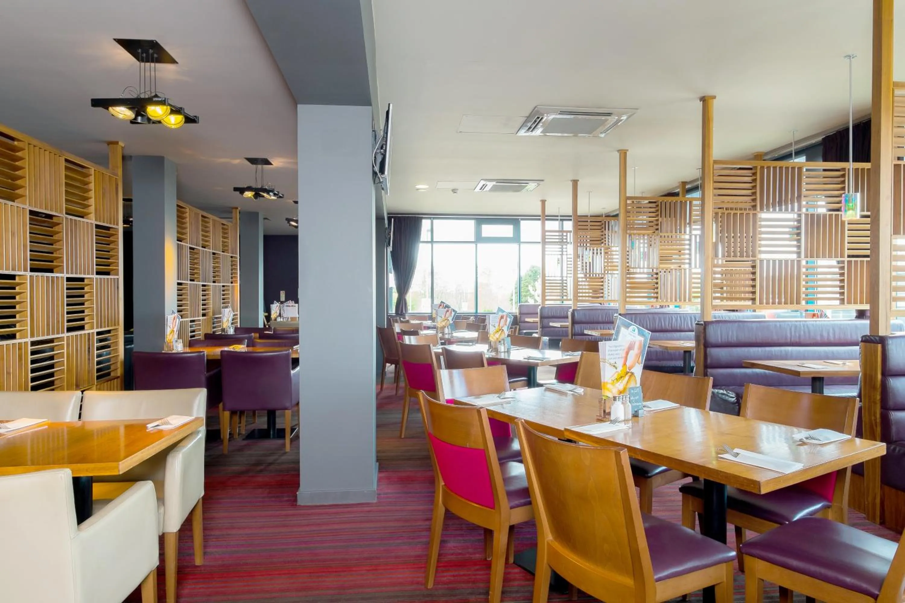 Lounge or bar in Holiday Inn Aberdeen West by IHG