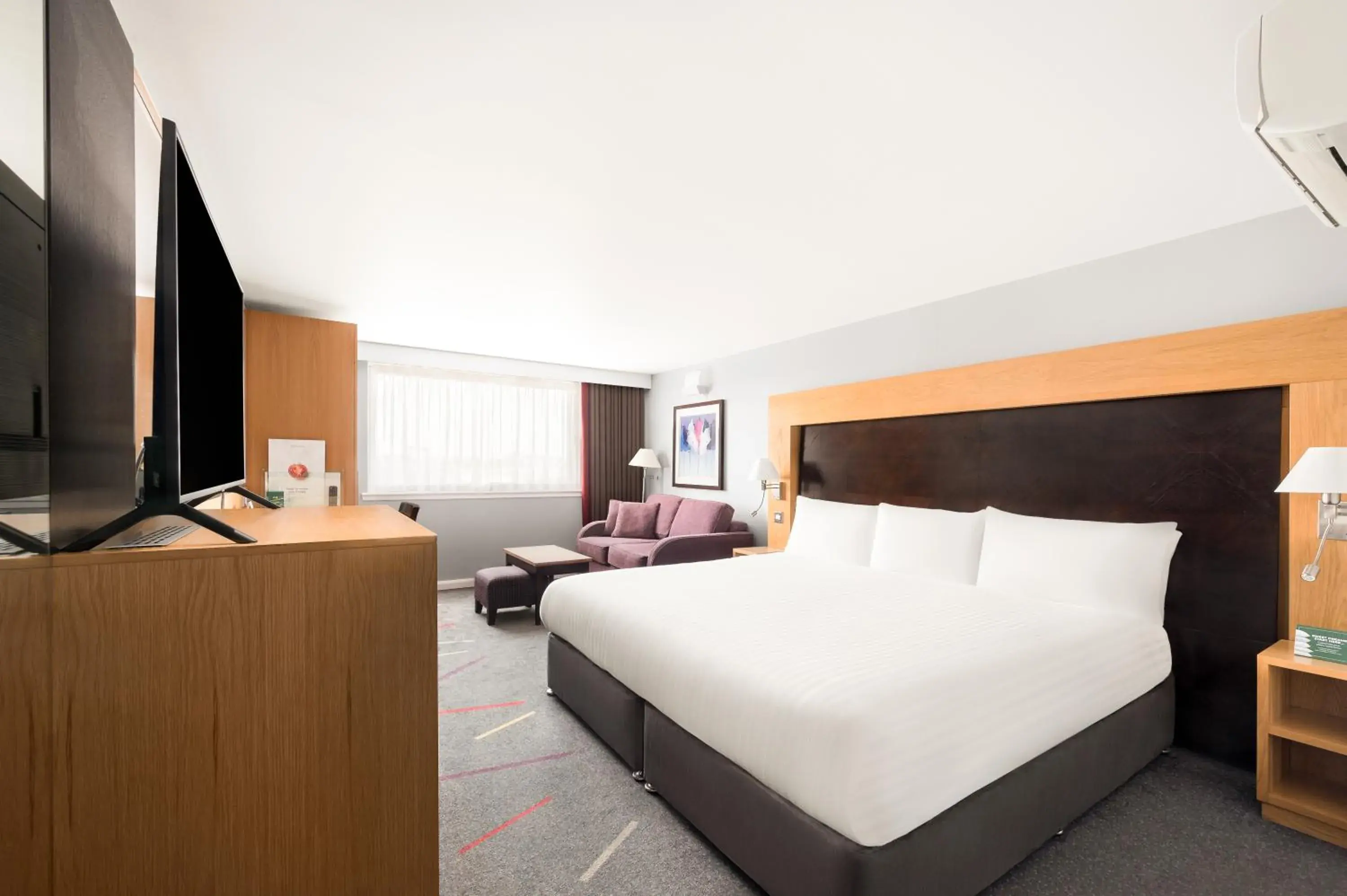 Standard King Room with Sofa Bed in Holiday Inn Aberdeen West by IHG Standard King Room with Sofa Bed in Holiday Inn Aberdeen West by IHG