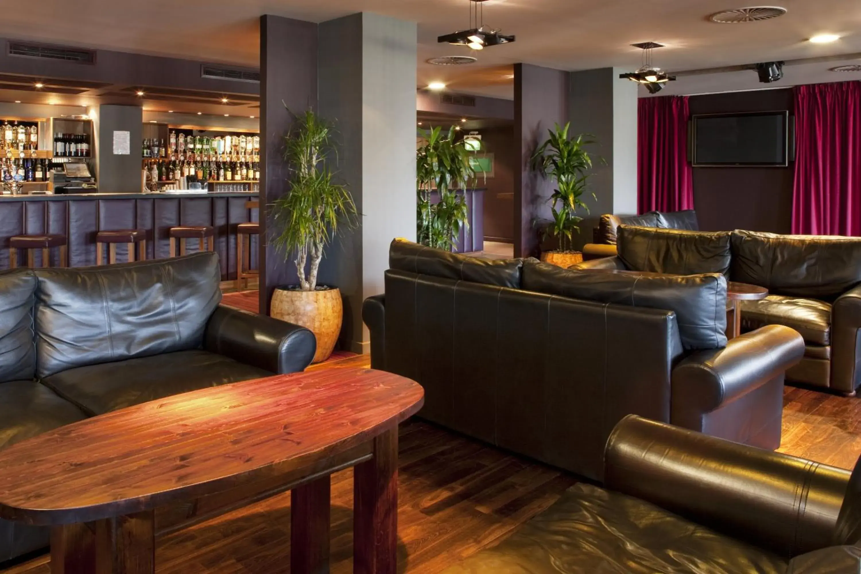 Lounge or bar in Holiday Inn Aberdeen West by IHG Lounge or bar in Holiday Inn Aberdeen West by IHG