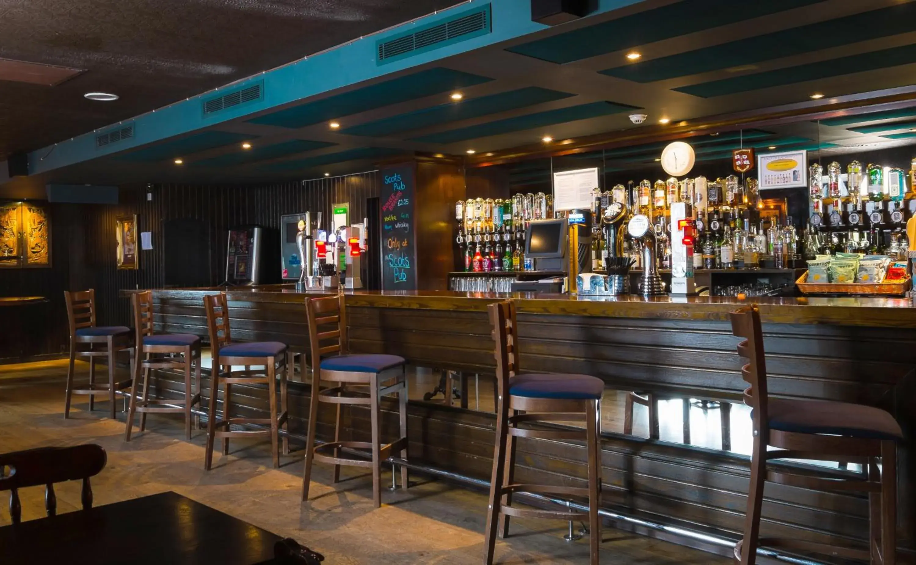 Lounge or bar in Holiday Inn Aberdeen West by IHG Lounge or bar in Holiday Inn Aberdeen West by IHG