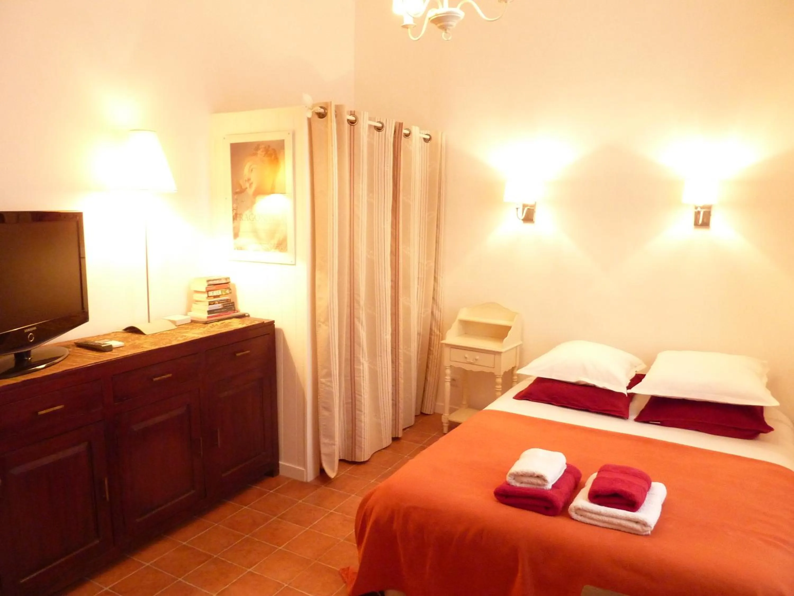 Photo of the whole room, Bed in Studios Floreal