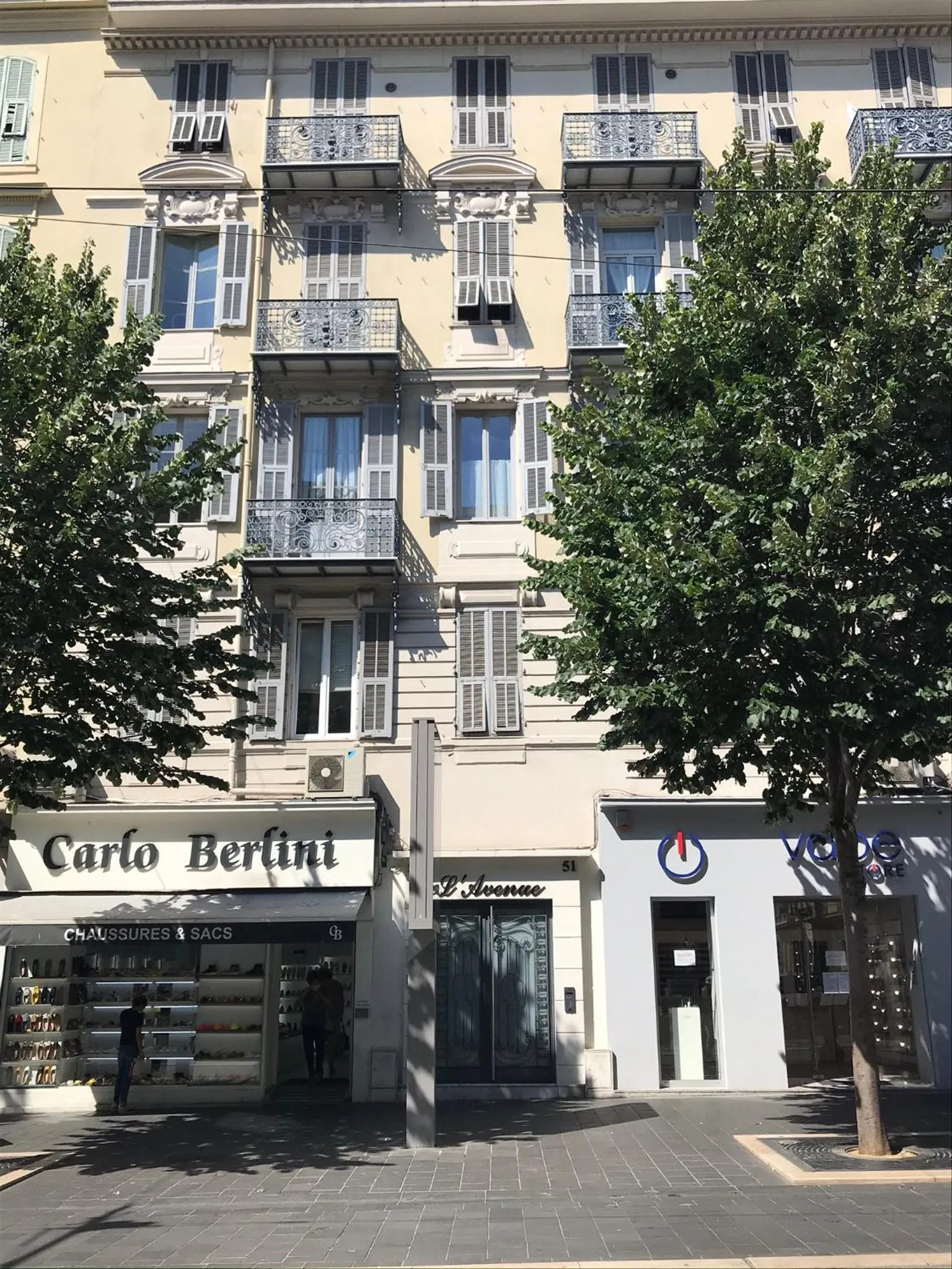 Facade/entrance in Studios Floreal