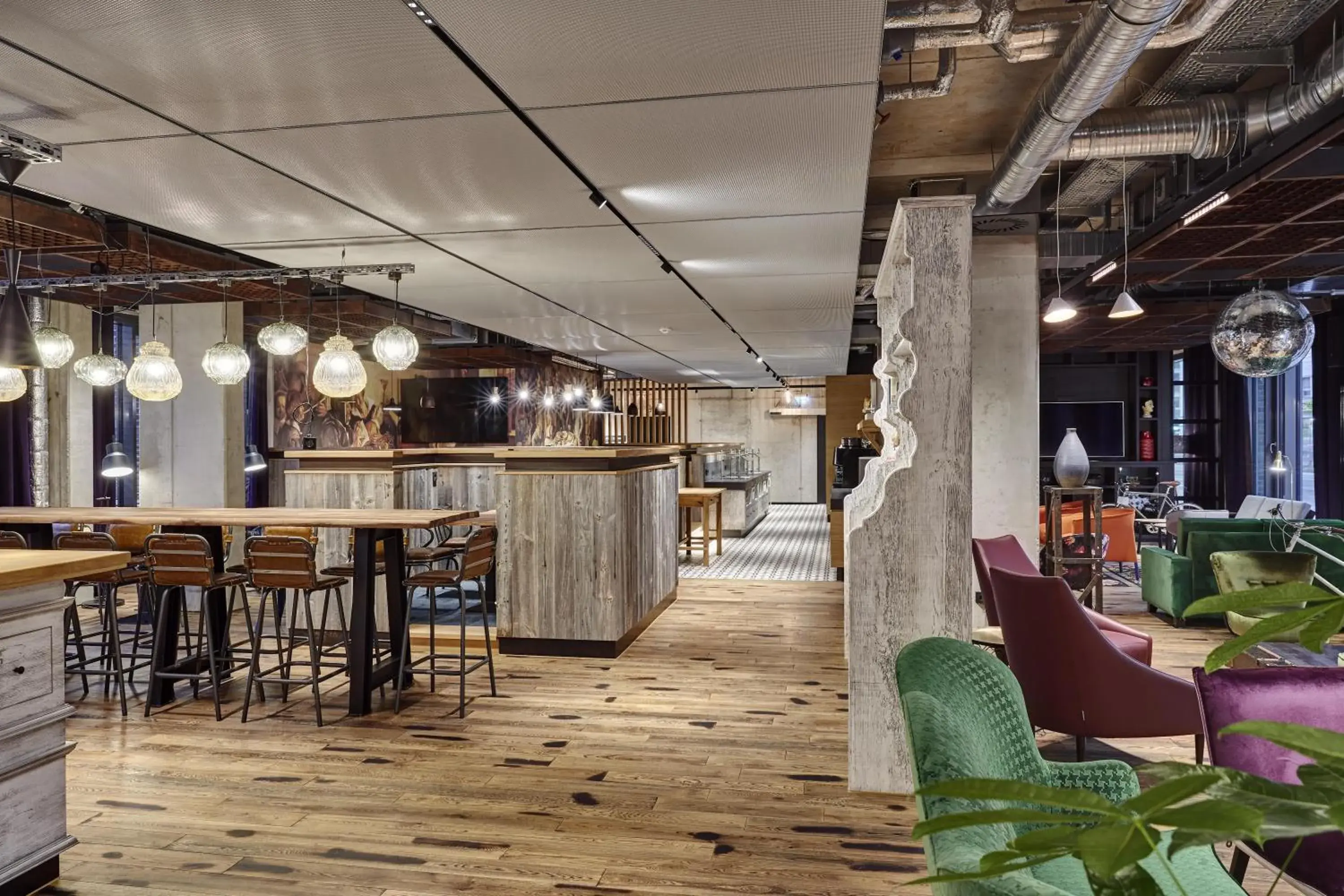 Lounge or bar in Me and All Hotel Mainz, by Hyatt Lounge or bar in Me and All Hotel Mainz, by Hyatt